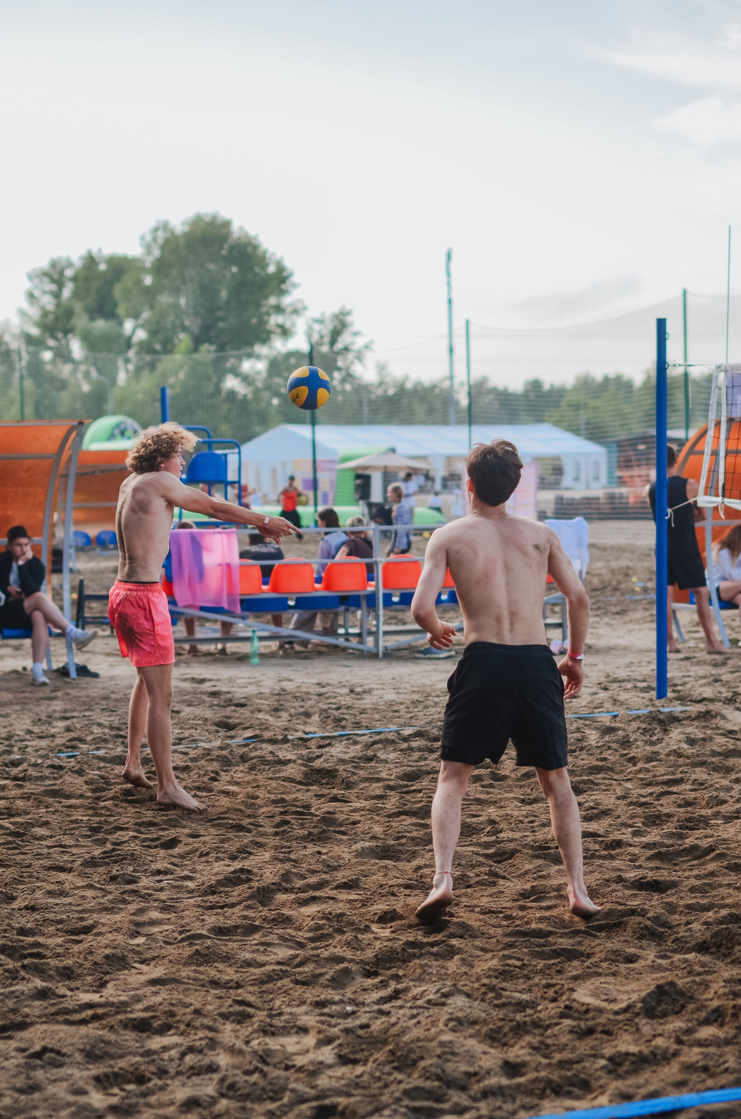 Фестиваль «Грань» 2025. Спортивная площадка. Денисова Аля — фотограф для парных съемок и индивидуальных историй в Барнауле