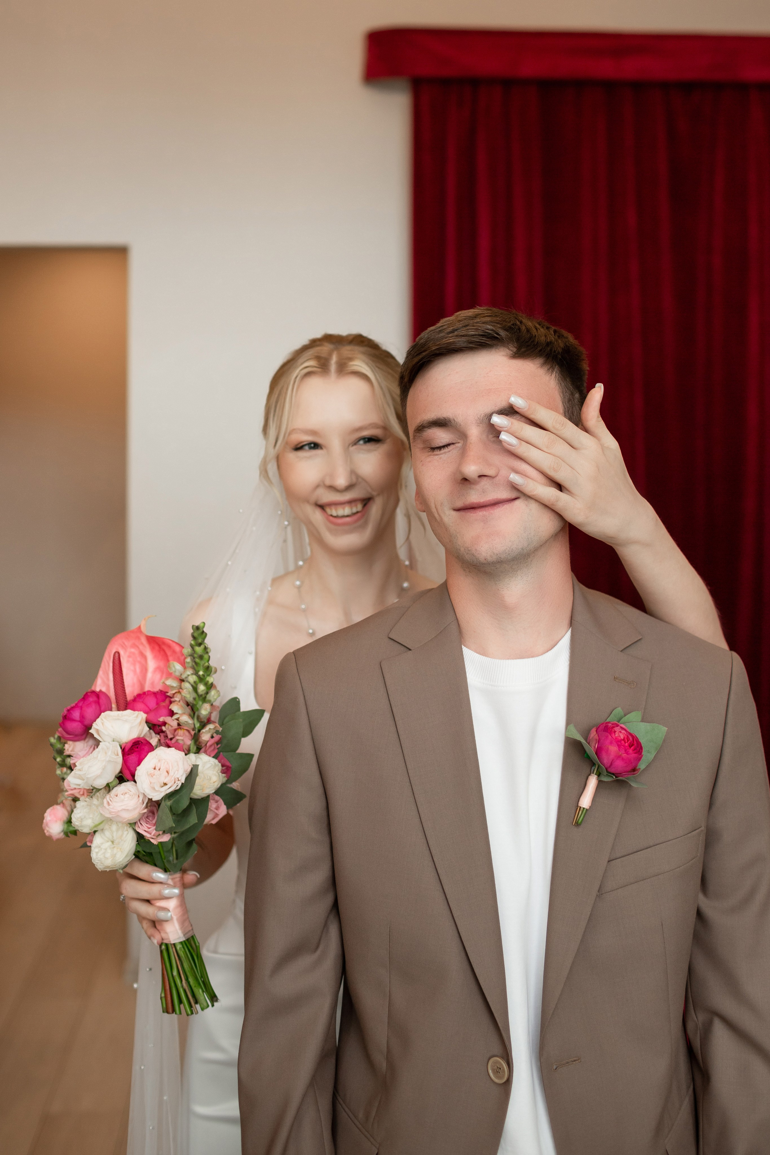 Первая встреча жениха и невесты, невеста закрывает жениху глаза.