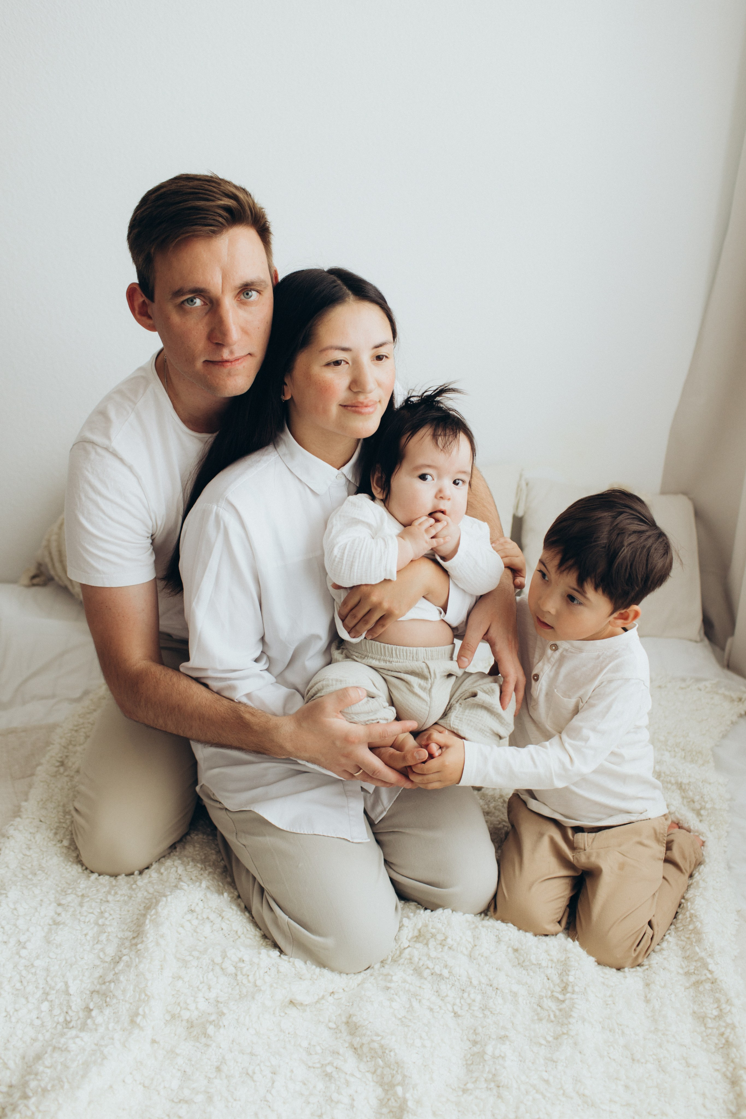 Семейная фотосессия с малышами. Фотостудия для новорожденных и малышей в Твери — На ручки