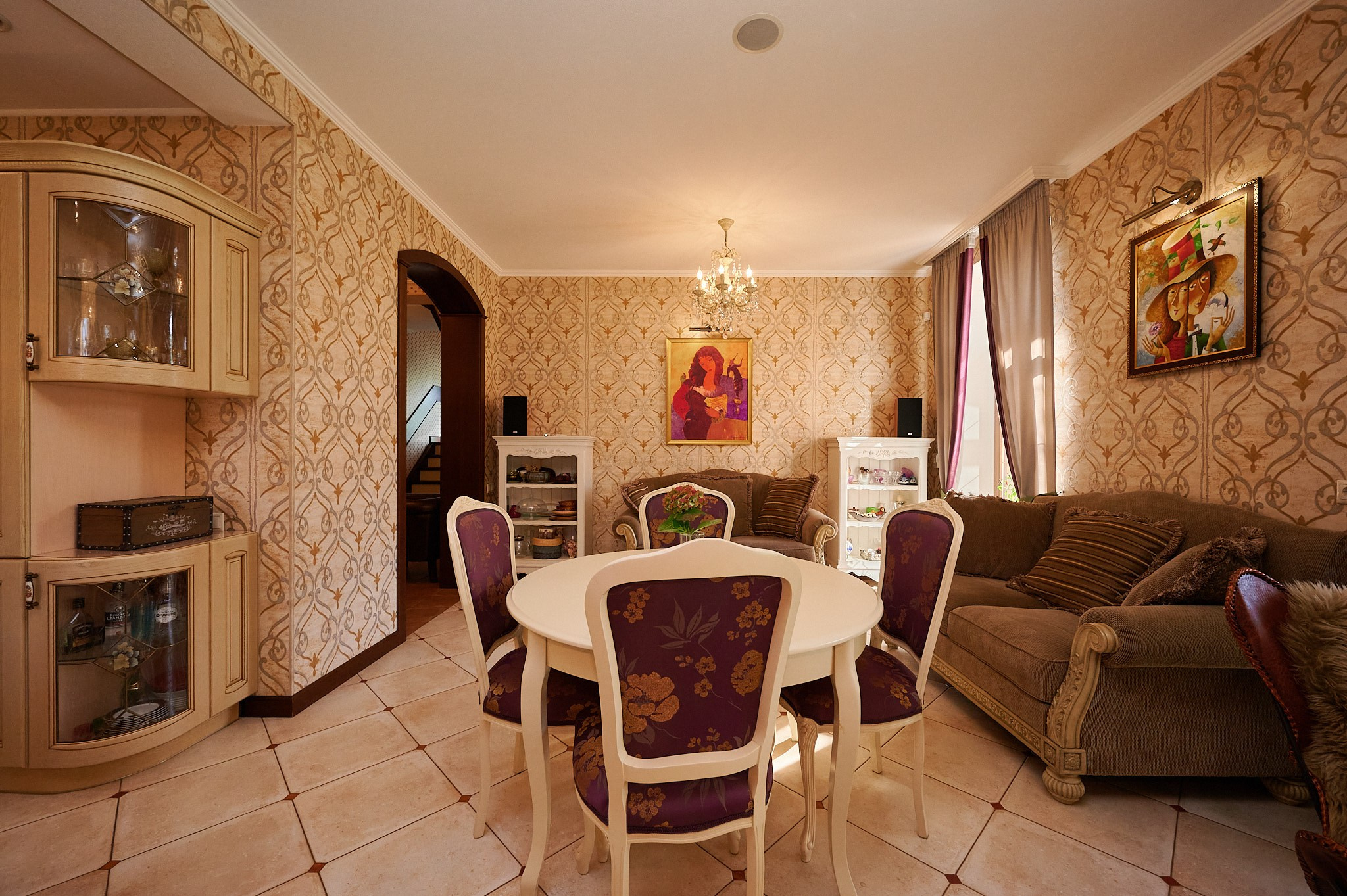 зал в теплых тонах с картинами и мебелью