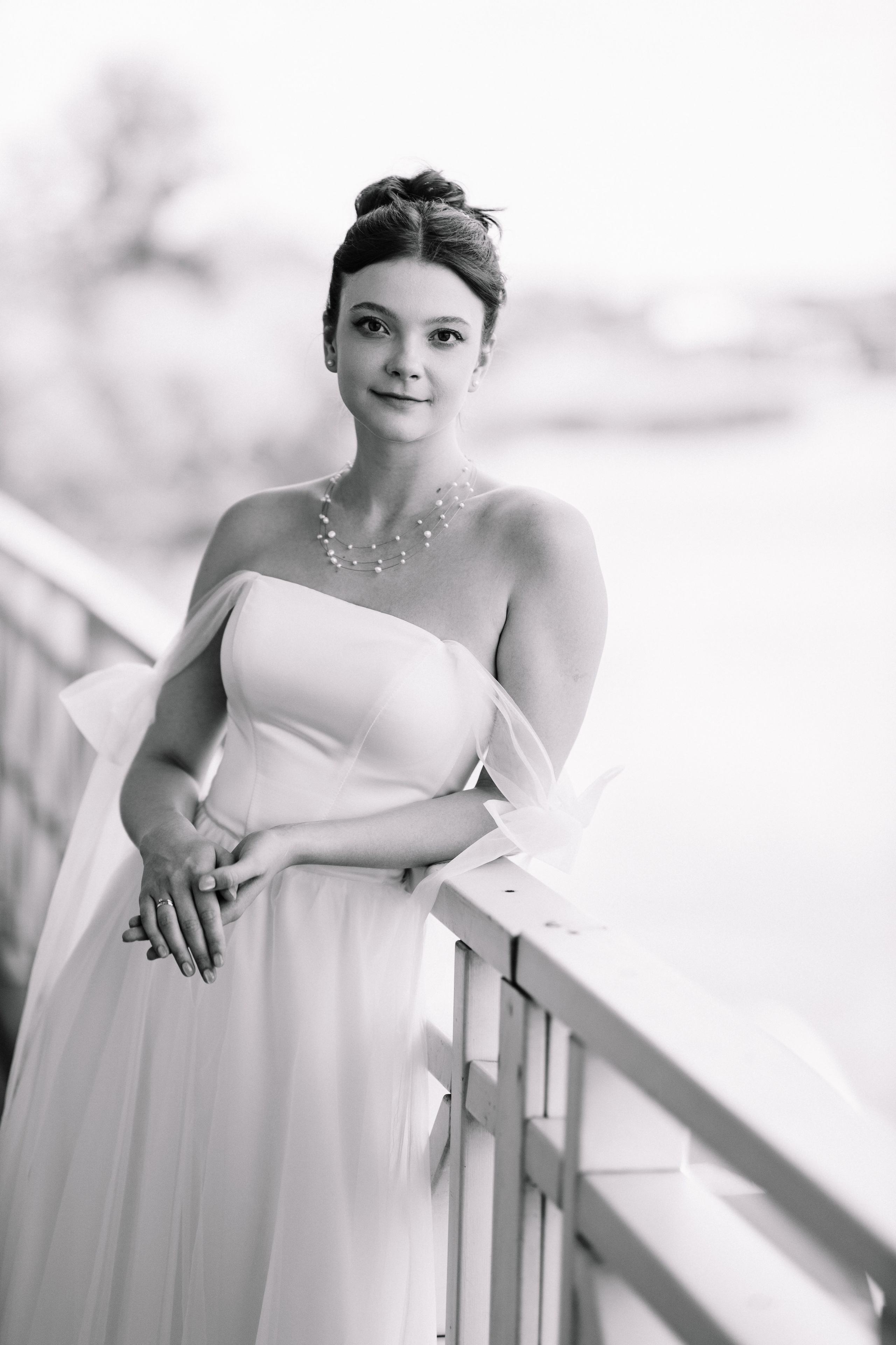 Открытые плечи и эллегантное белое платье