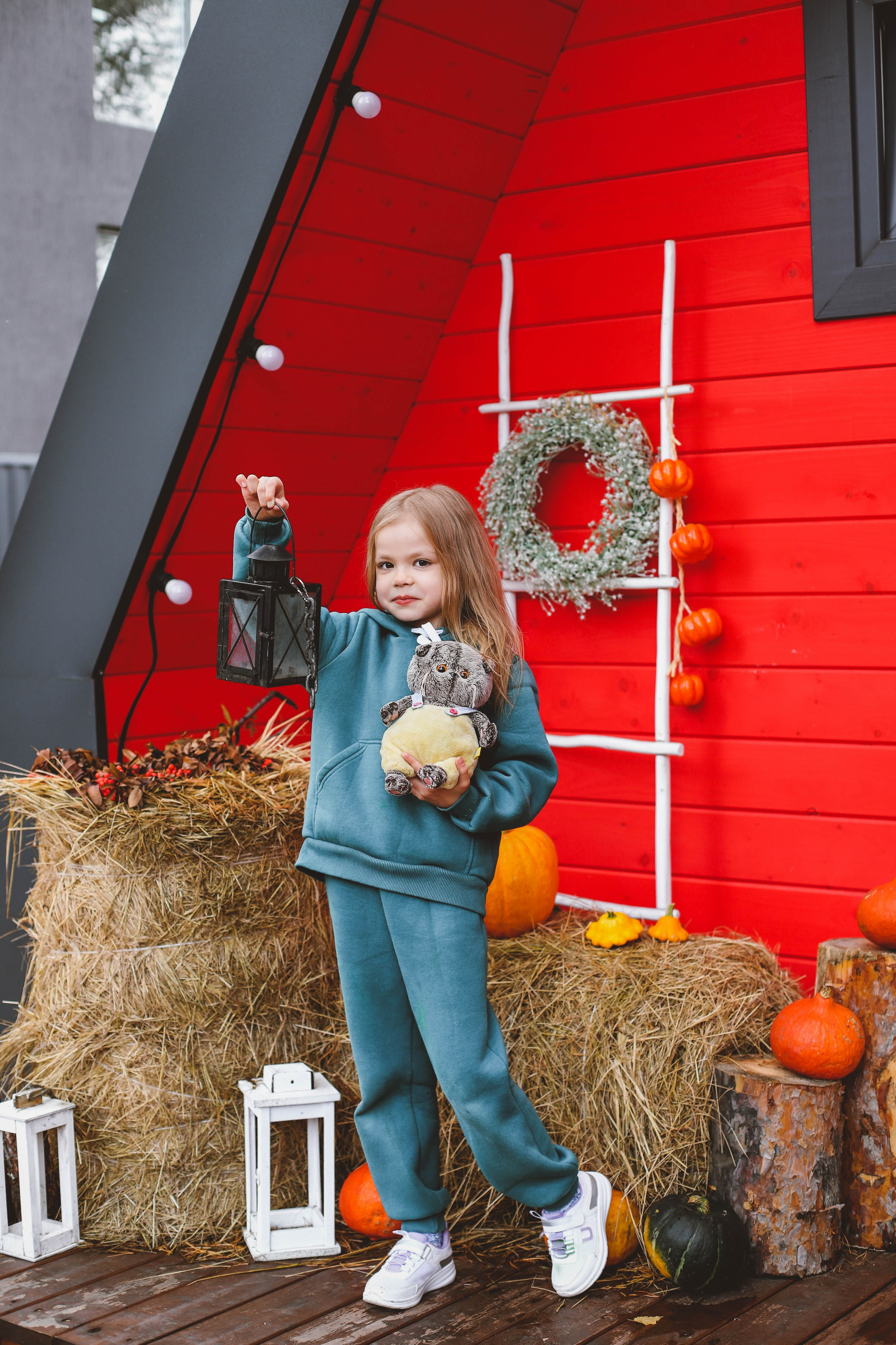 В красивом красном домике. Фотограф в Сургуте Брызгунова Анастасия