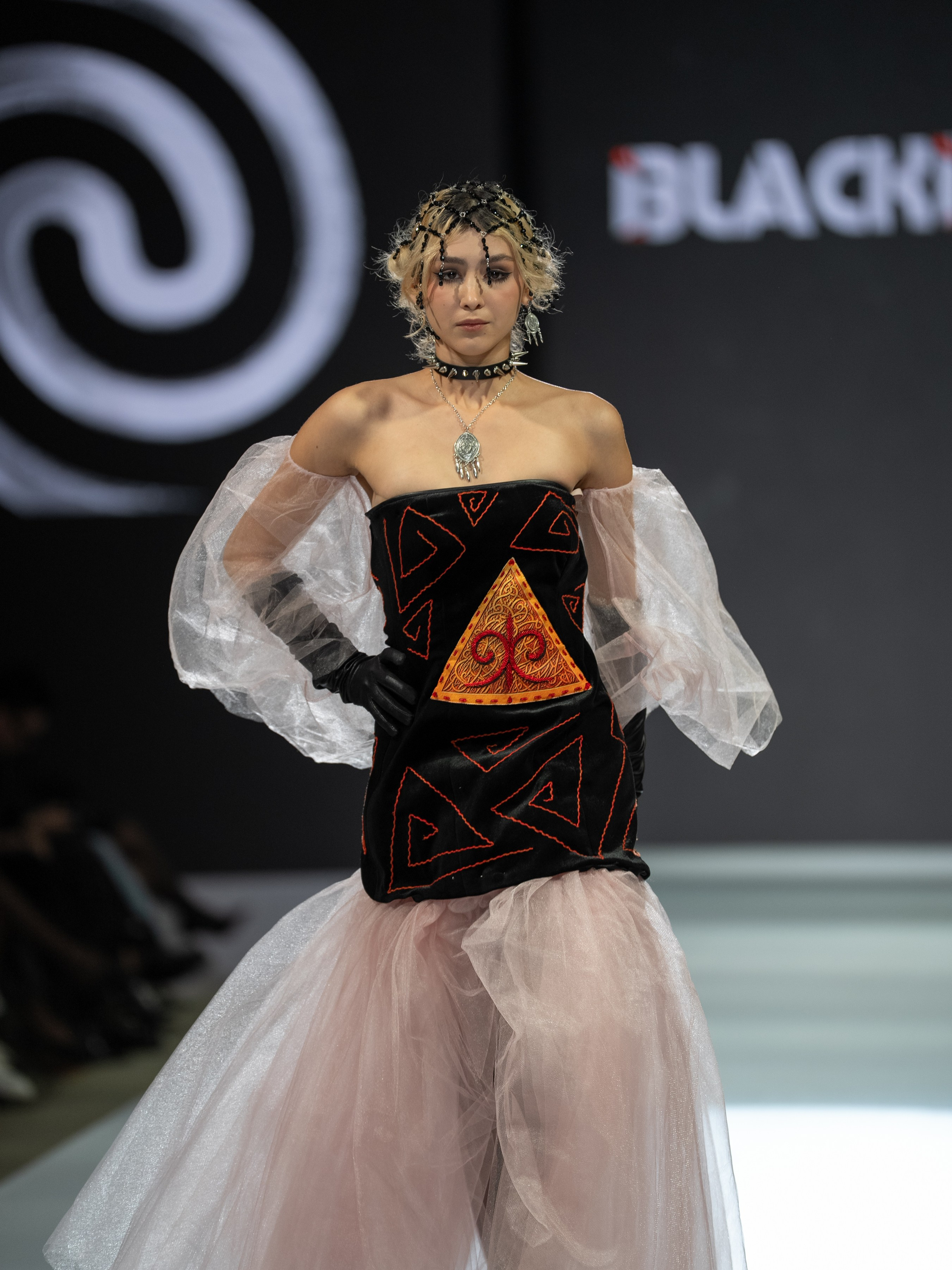 EURASIAN FASHION WEEK BlackBurn. Сайт Алматинского НЮ АРТ, будуар и фэшн фотографа Дениса Карпенко