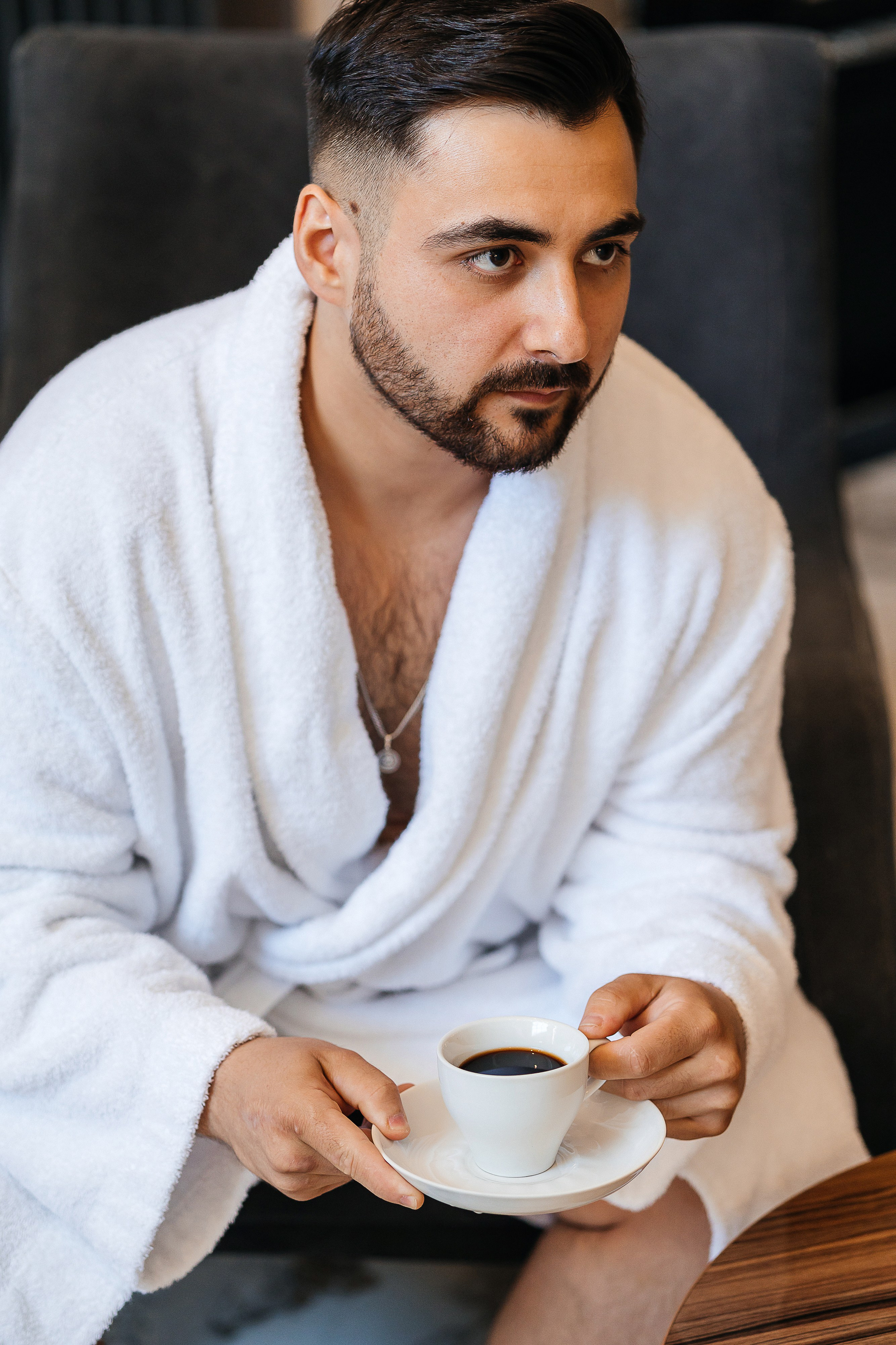 Свадебная фотосессия пары в номере отеля. Олег Сверчков | Свадебный фотограф Вологда