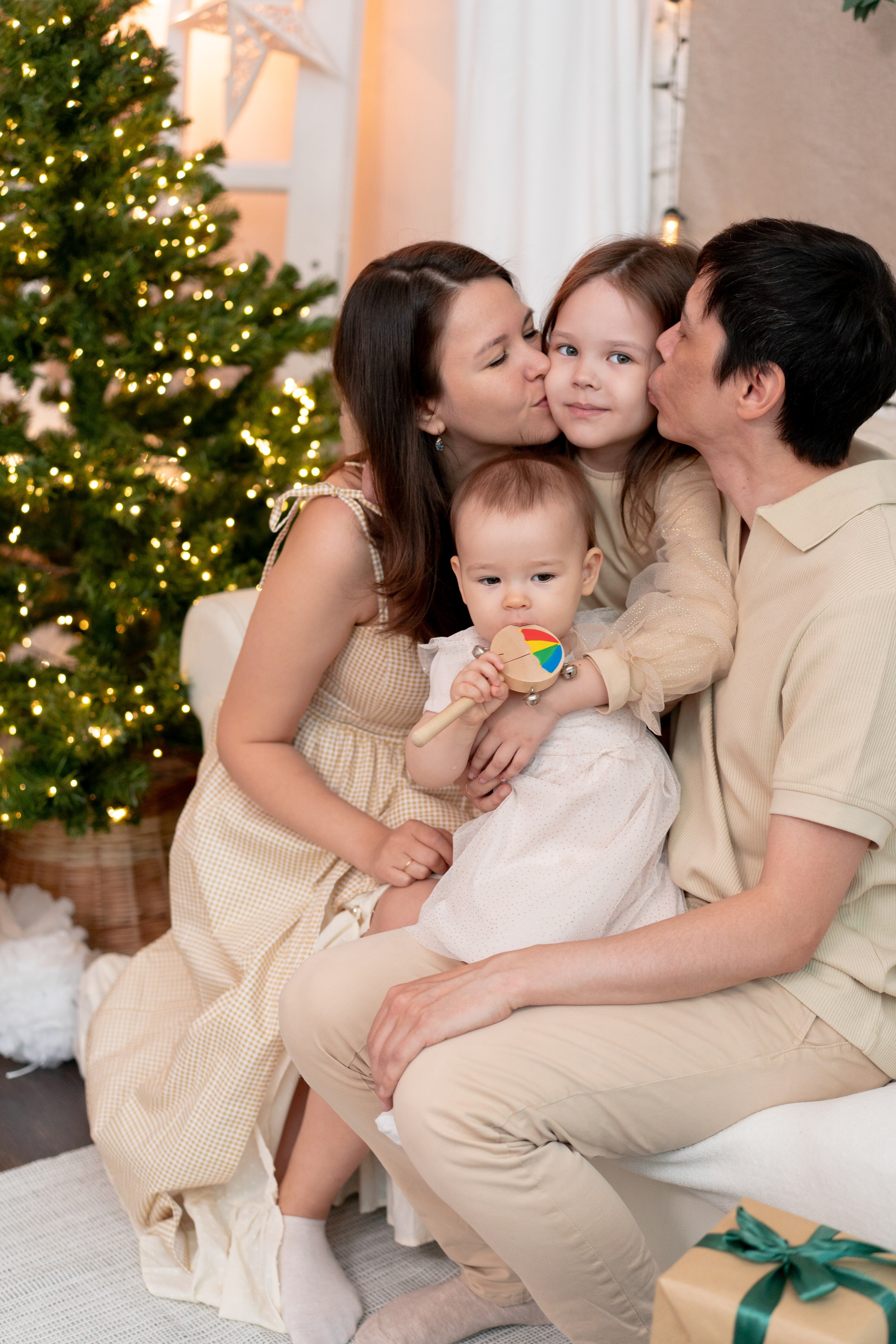 Оливия и Алина с мамой и папой. Детская, семейная фотостудия в Санкт-Петербурге