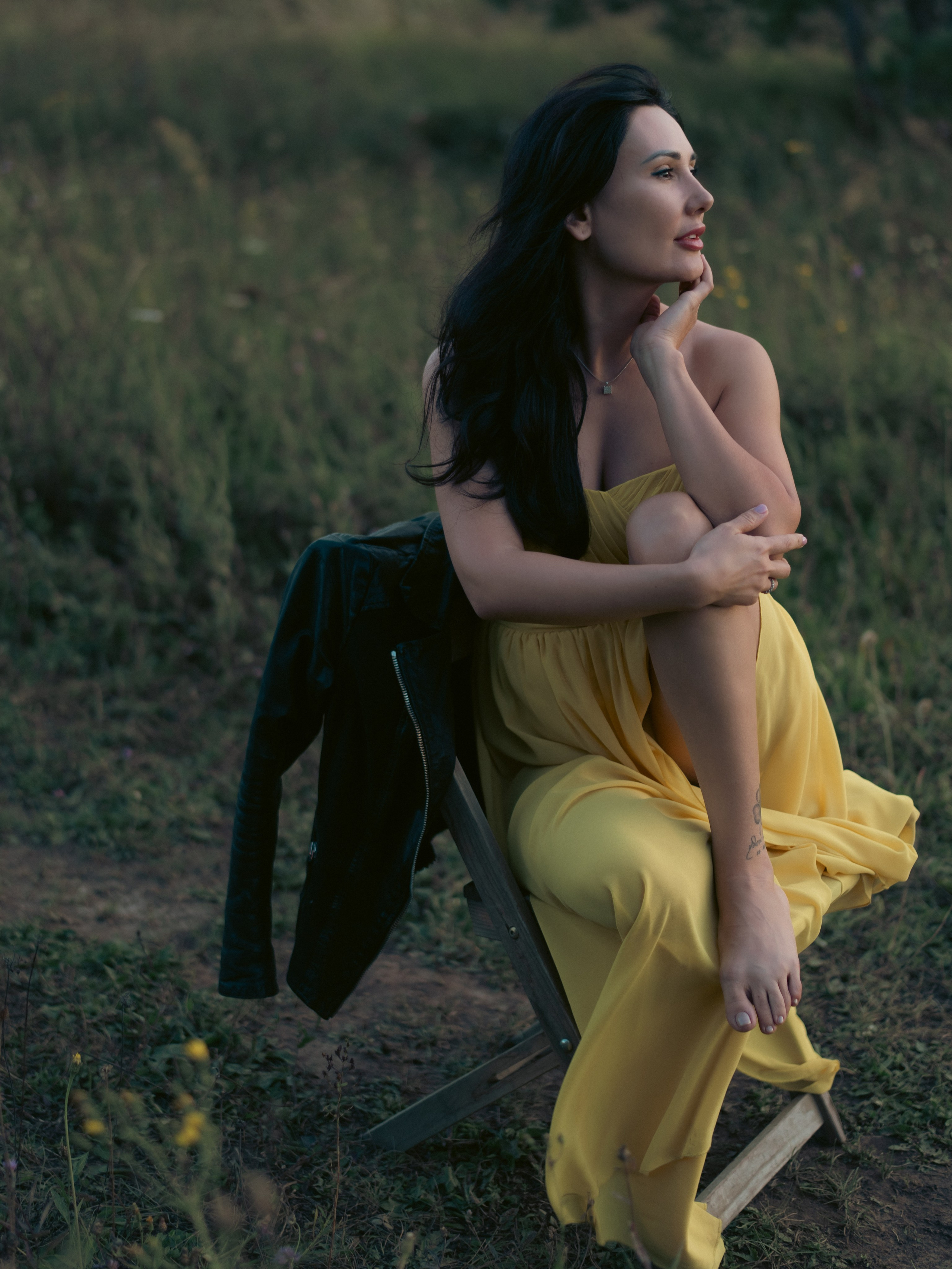 Нежная фотосессия девушки в женственном образе на природе