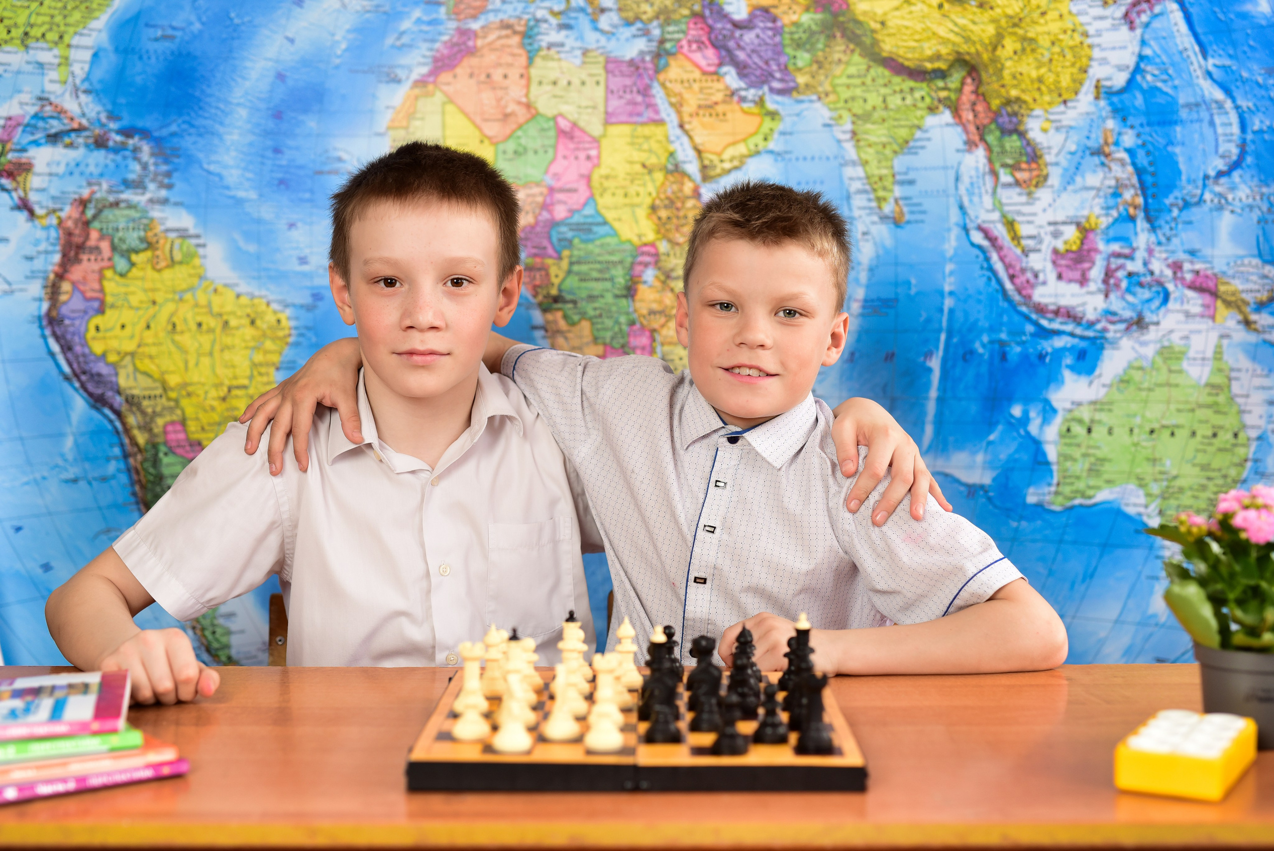 На фоне карты групповые. Семейный фотограф в Барнауле