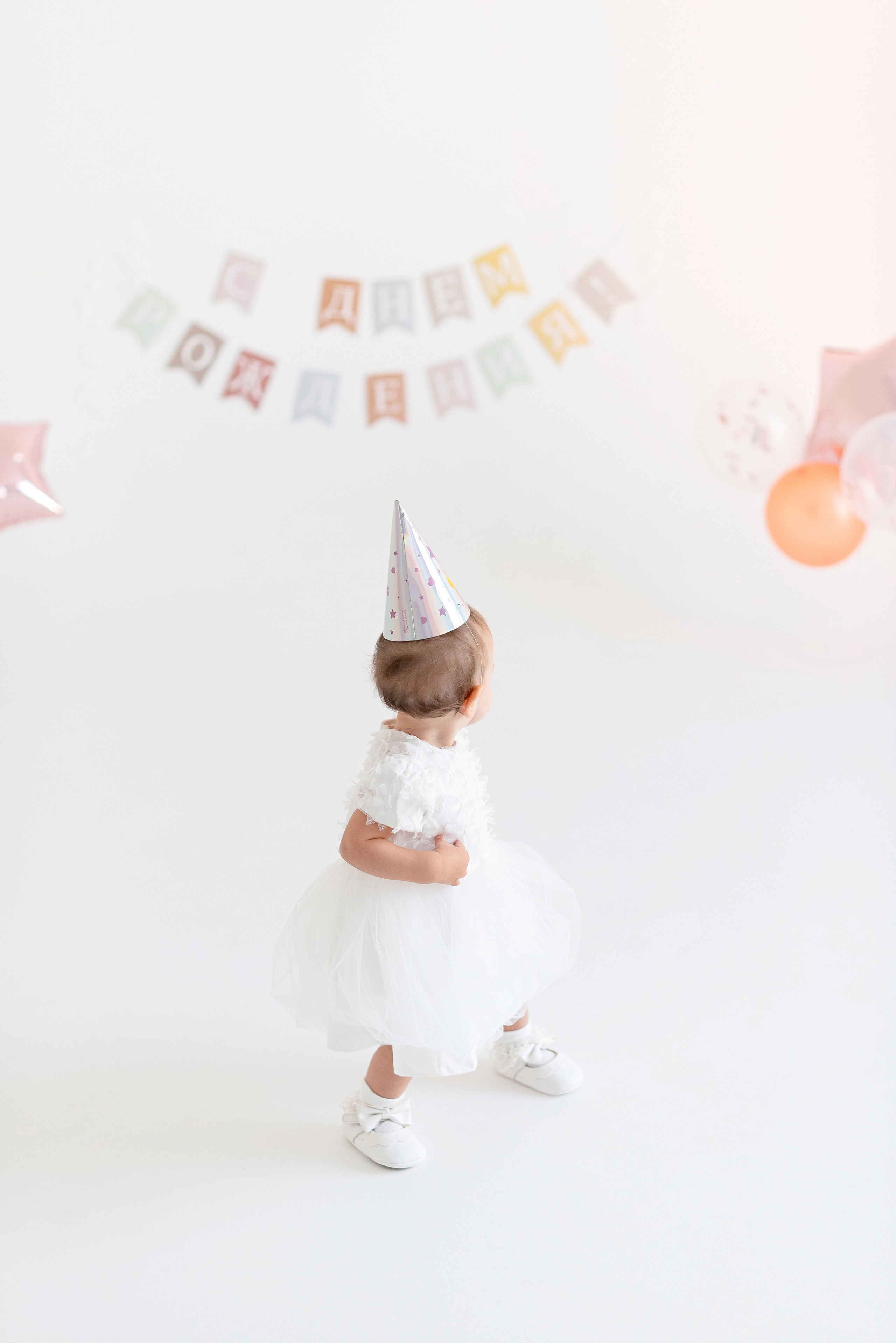 Фотосессия дня рождения малыша в студии, торт, воздушные шары, мыльные пузыри, профессиональный фотограф в Сургуте и Нефтеюганске.