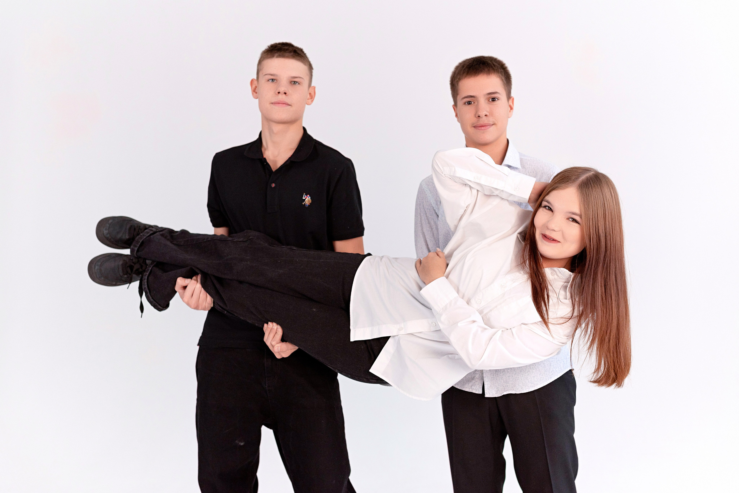 Фотосессия 9 класса в студии Circle для выпускных альбомов в Сургуте