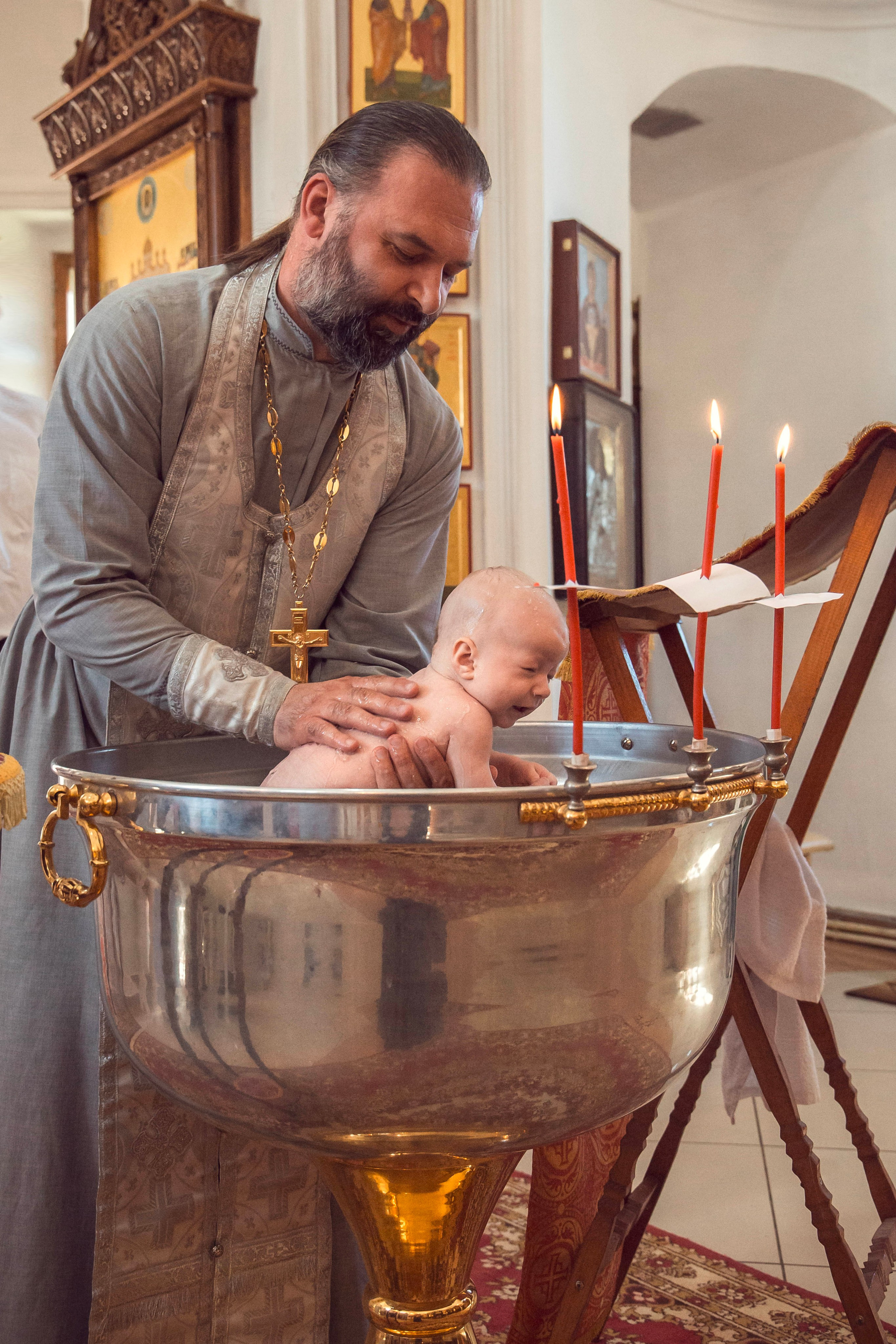 таинство крещения малышки Арины. Окунание в купель