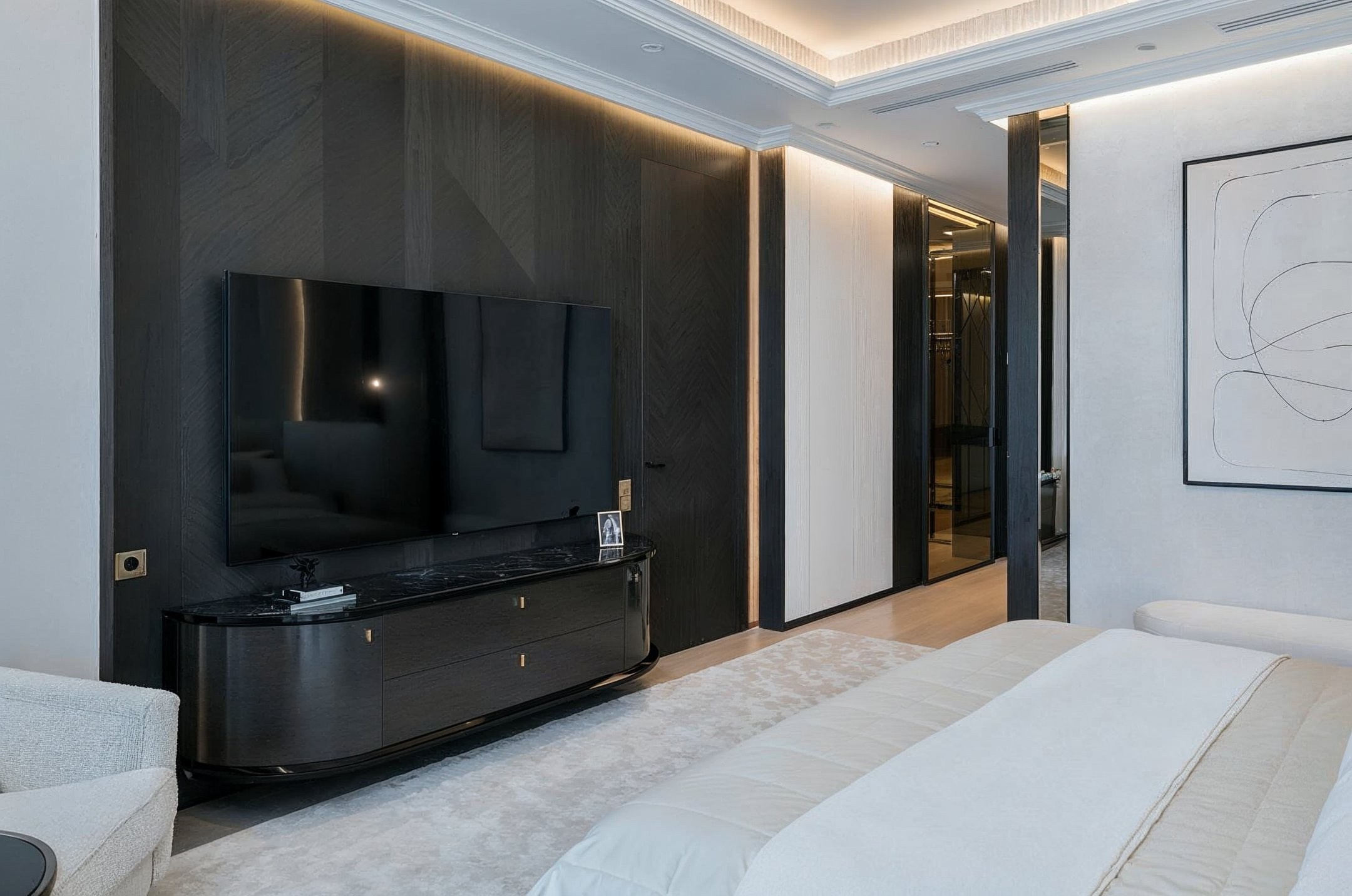 Современная спальня с темным ТВ-порталом и светлым текстилем — проект Валерии Котович