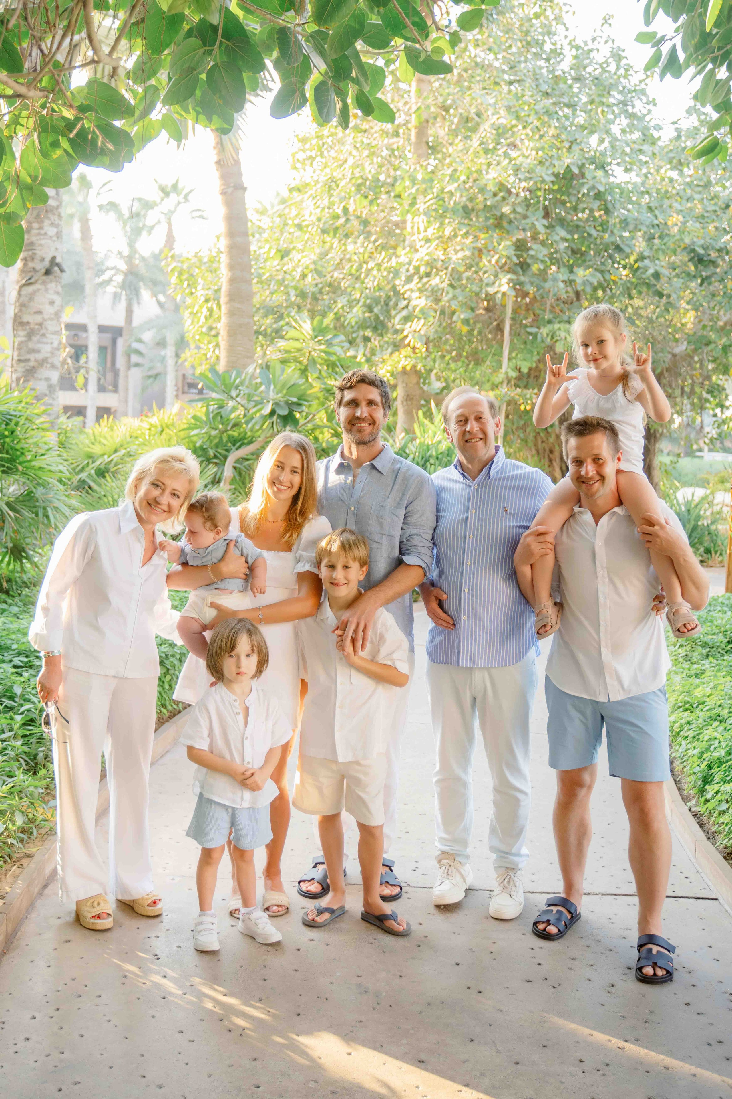 Фотосессия большой семьи в светлых тонах в зелени. Фотограф и видеограф в Москве и Абу Даби Мария Кулагина