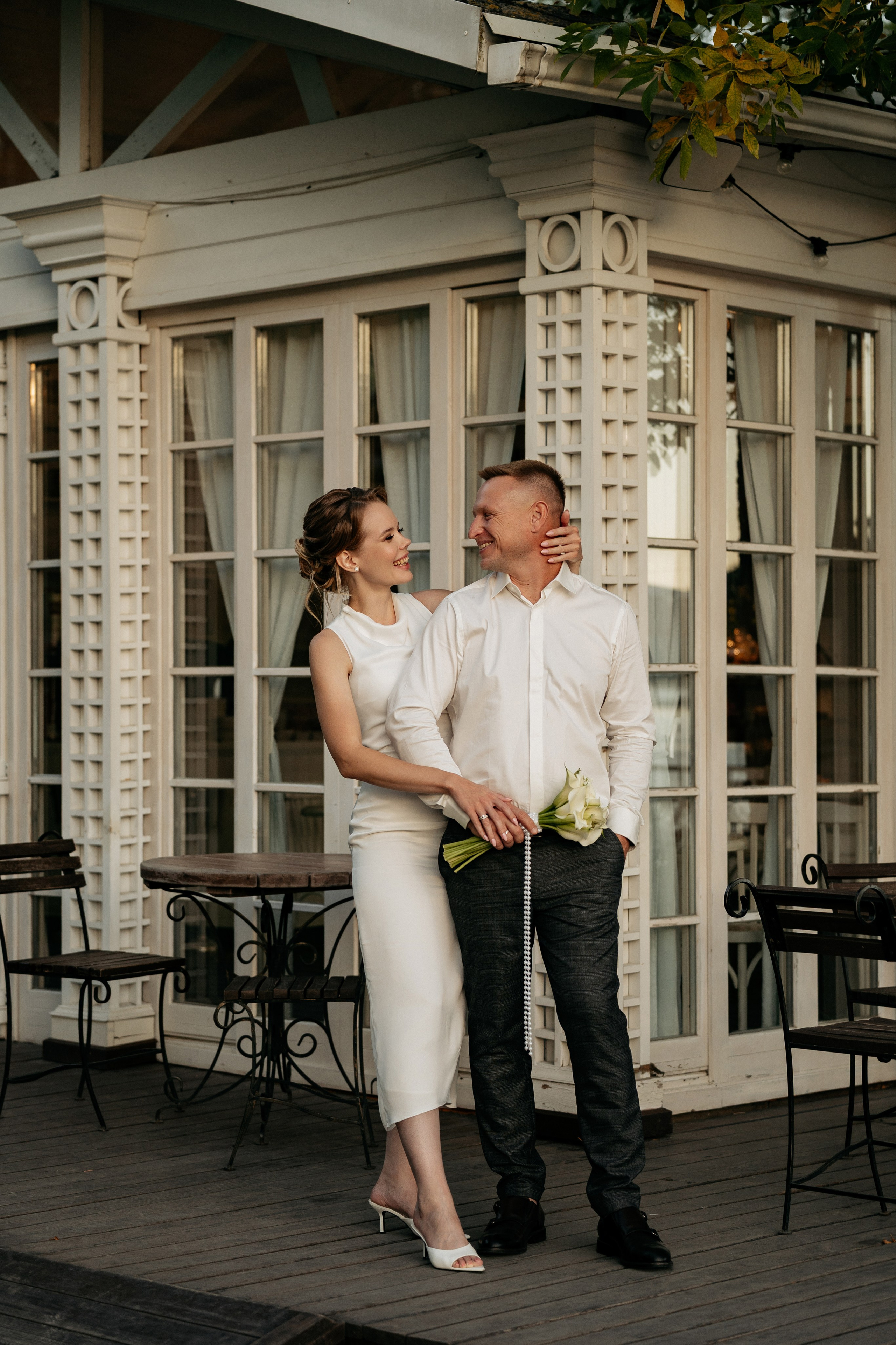 Свадебный фотограф Новороссийск и Абрау-Дюрсо. Финальный кадр удачной фотосессии пары на закате над озером Абрау-Дюрсо.