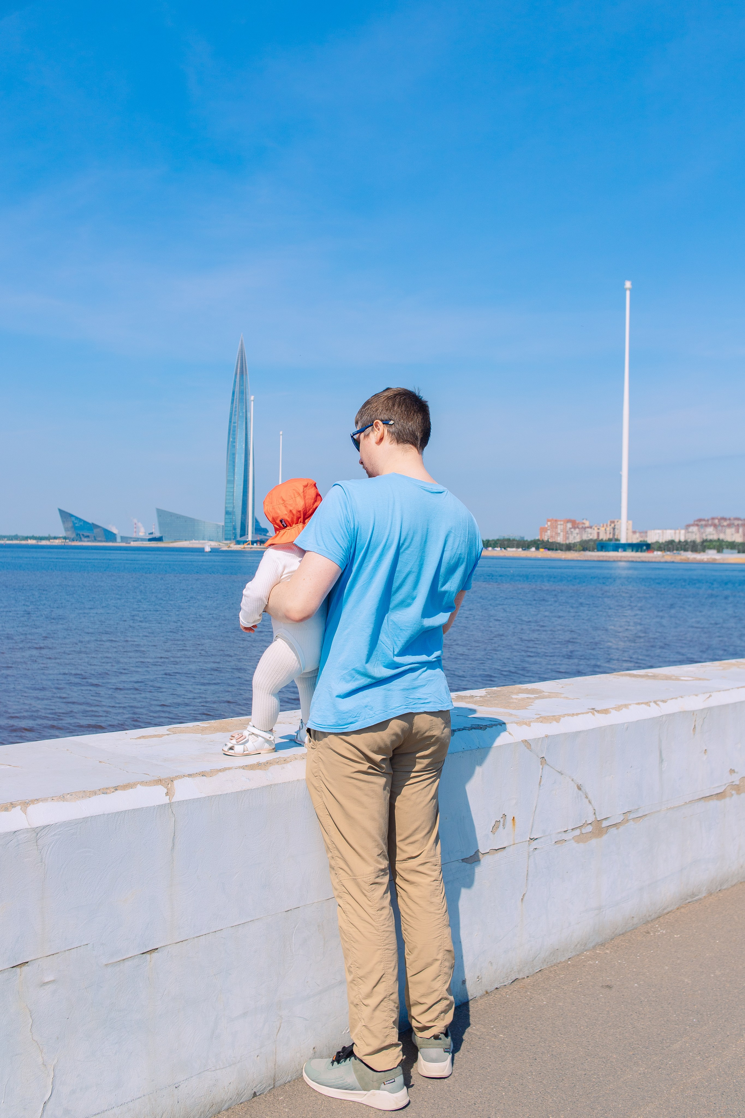 Семейная фотосессия летом в солнечный день в Санкт-Петербурге с видом на Лахту. Фотограф в Санкт-Петербурге, Анна Скворцова