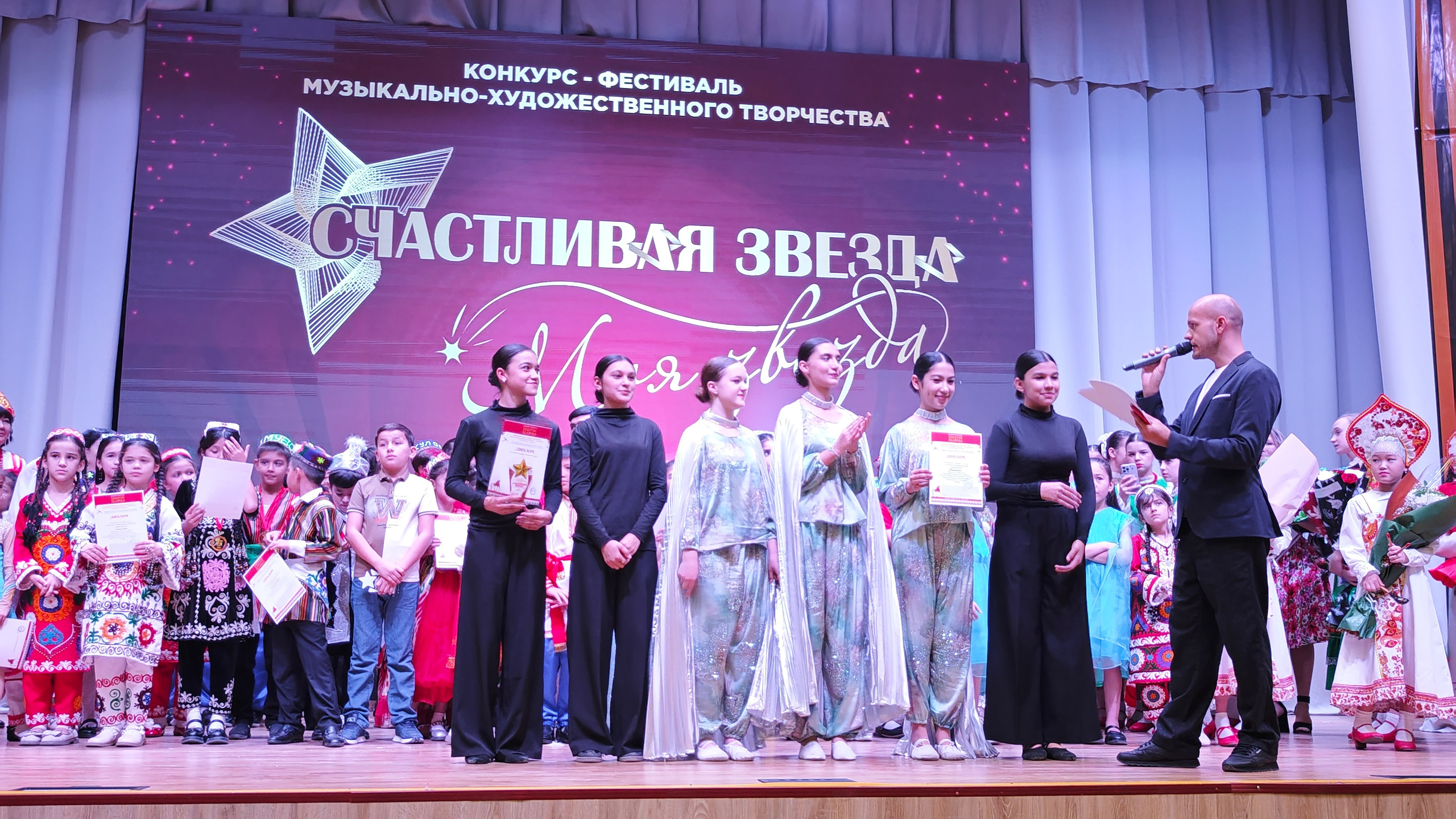 1 ноября 2025 г, г. Бохтар, Таджикистан. Золотое яблочко