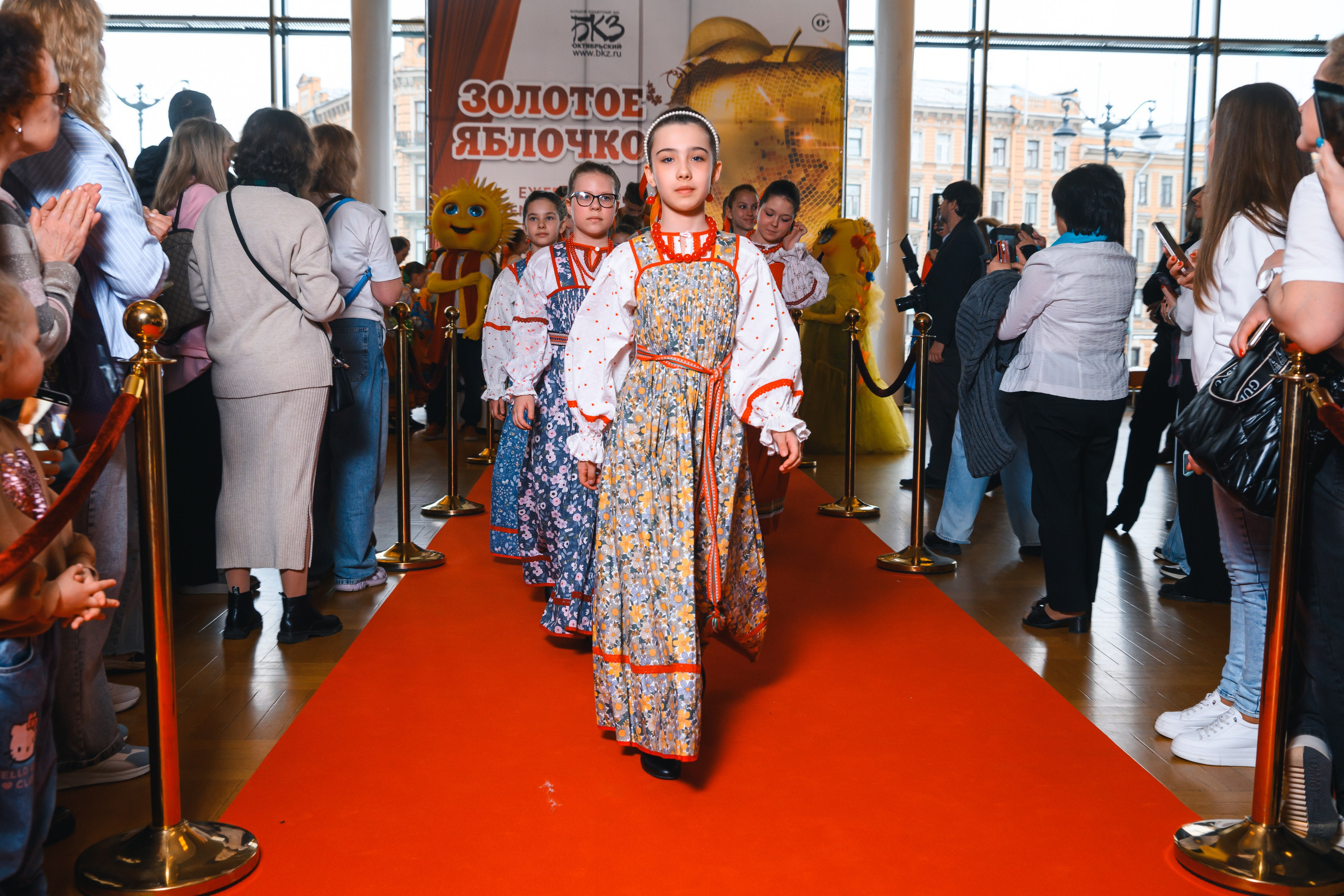 23 апреля, красная дорожка, БКЗ Октябрьский, г. Санкт-Петербург. Золотое яблочко