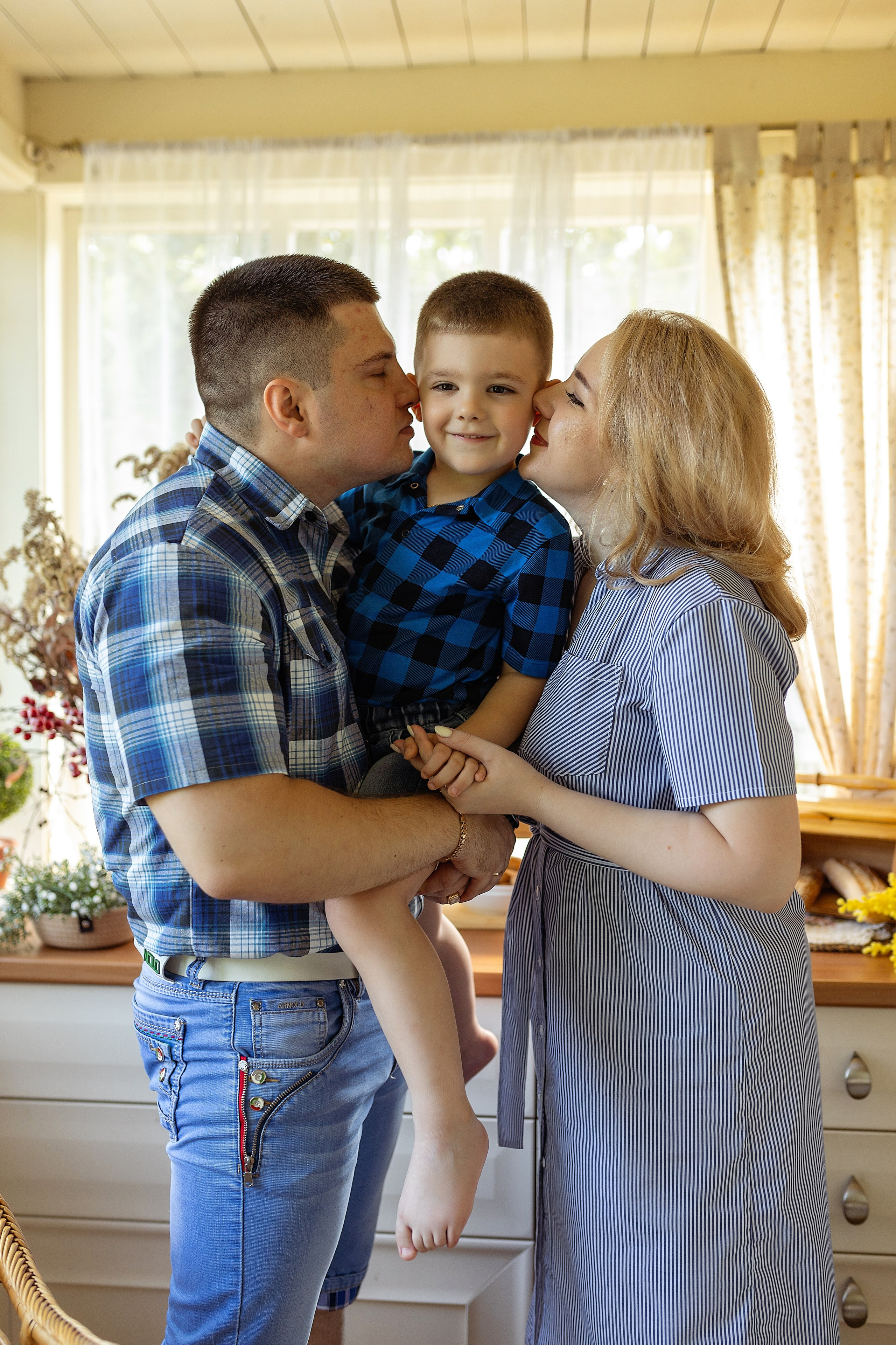 Семейная фотосессия на фотодаче в Купавне. Фотограф в Железнодорожном и Балашихе