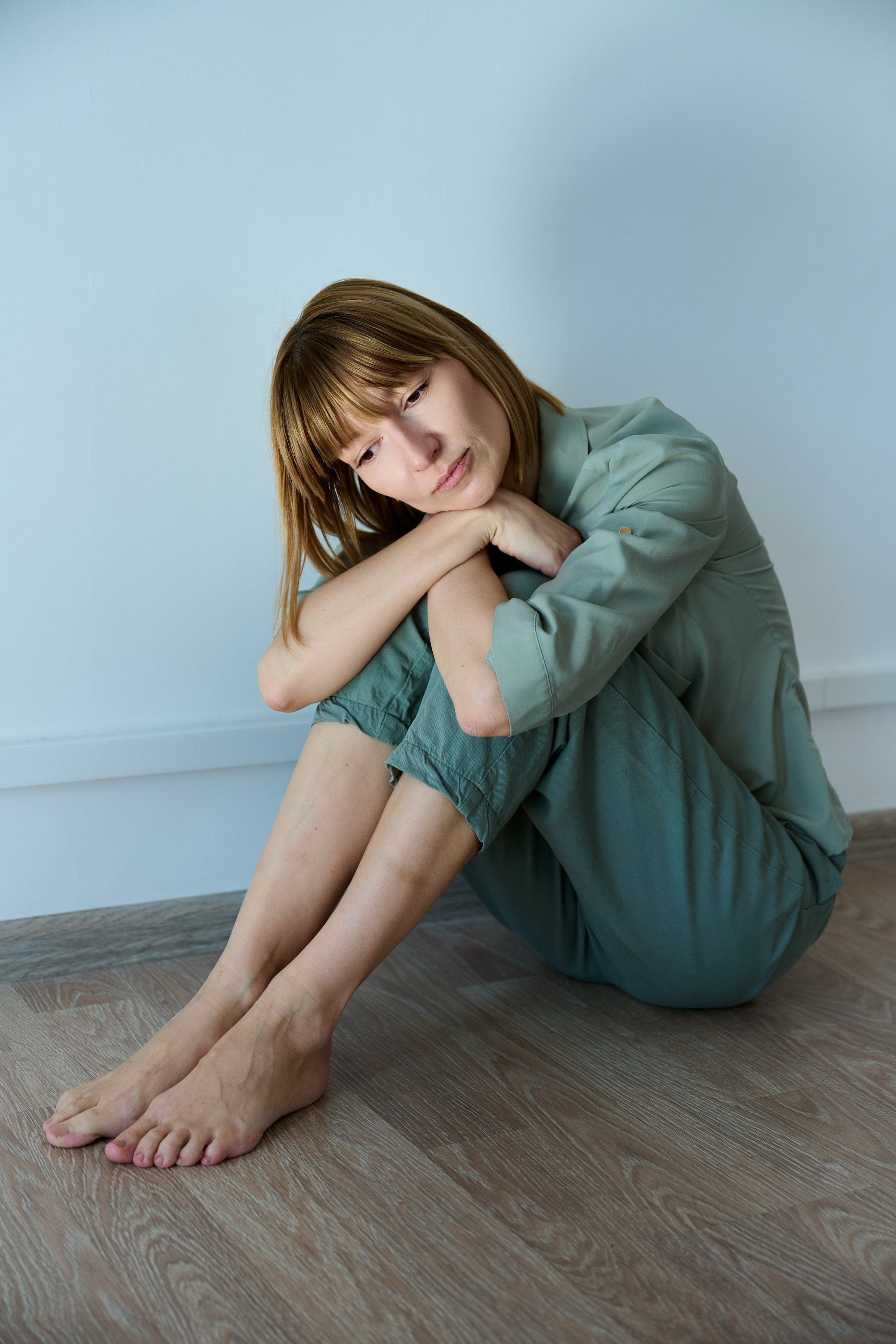 Тихая женская фотография — съёмка без ролей и позирования, где важнее состояние, чем образ