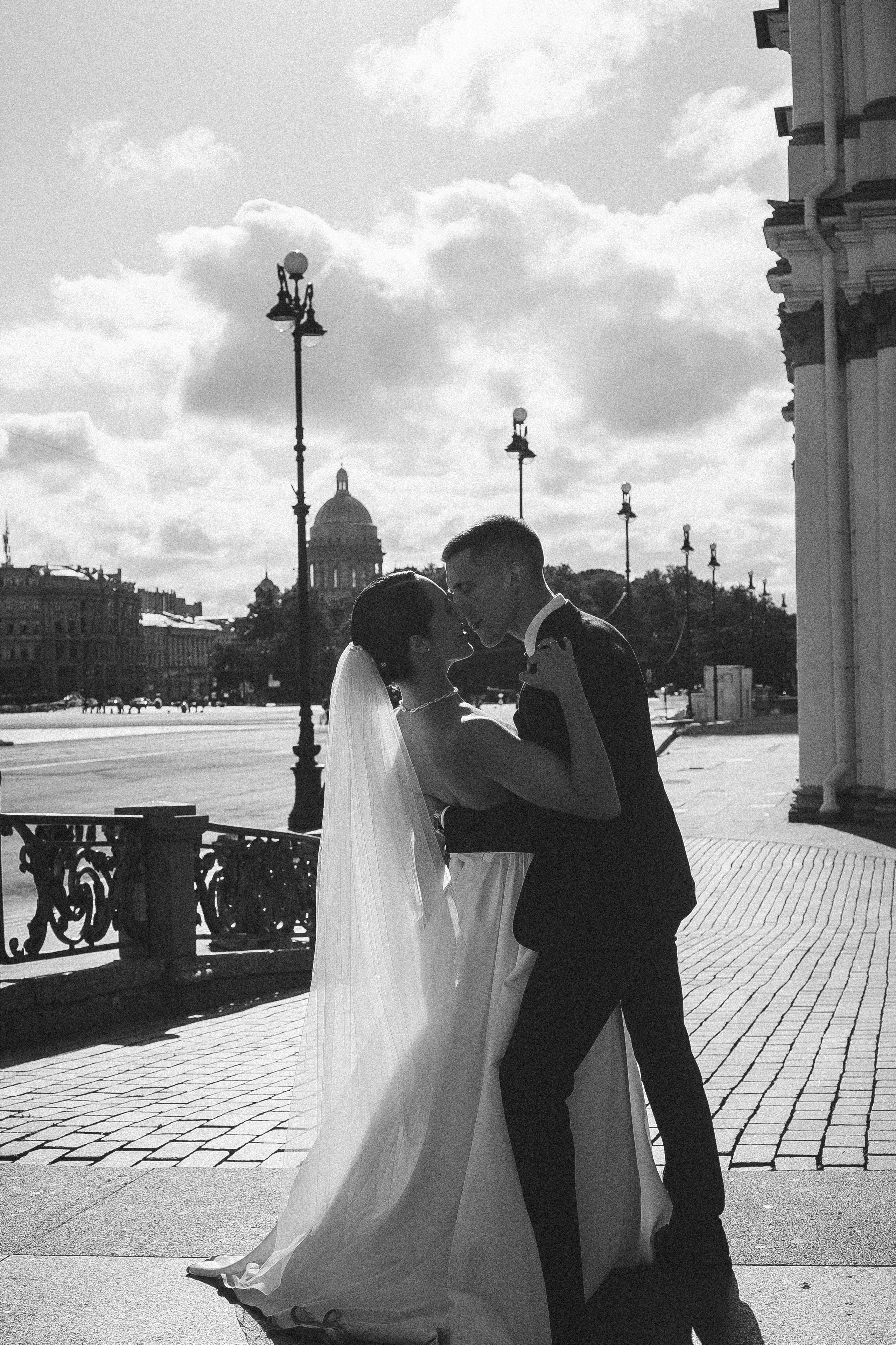 СВАДЕБНАЯ ПРОГУЛКА В САНТК-ПЕТЕРБУРГЕ (ИСАКИЕВСКИЙ СОБОР, ЗИМНЯЯ КАНАВКА, ЭРМИТАЖ И БОЛЬШАЯ МОРСКАЯ УЛИЦА). Профессиональный фотограф, Санкт-Петербург — Виктория Богомолова