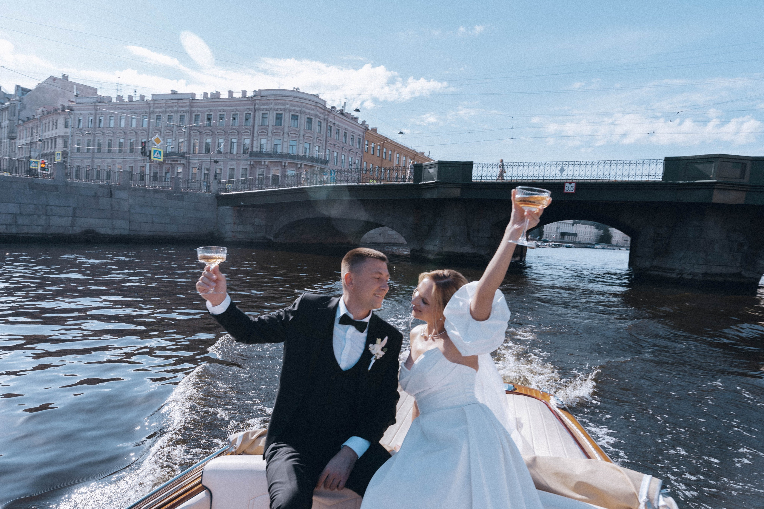 СВАДЕНБНАЯ СЬЕМКА НА КАТЕРЕ ПО КАНАЛАМ САНКТ-ПЕТЕРБУРГА И В АКВАТОРИИ НЕВЫ. Профессиональный фотограф, Санкт-Петербург — Виктория Богомолова
