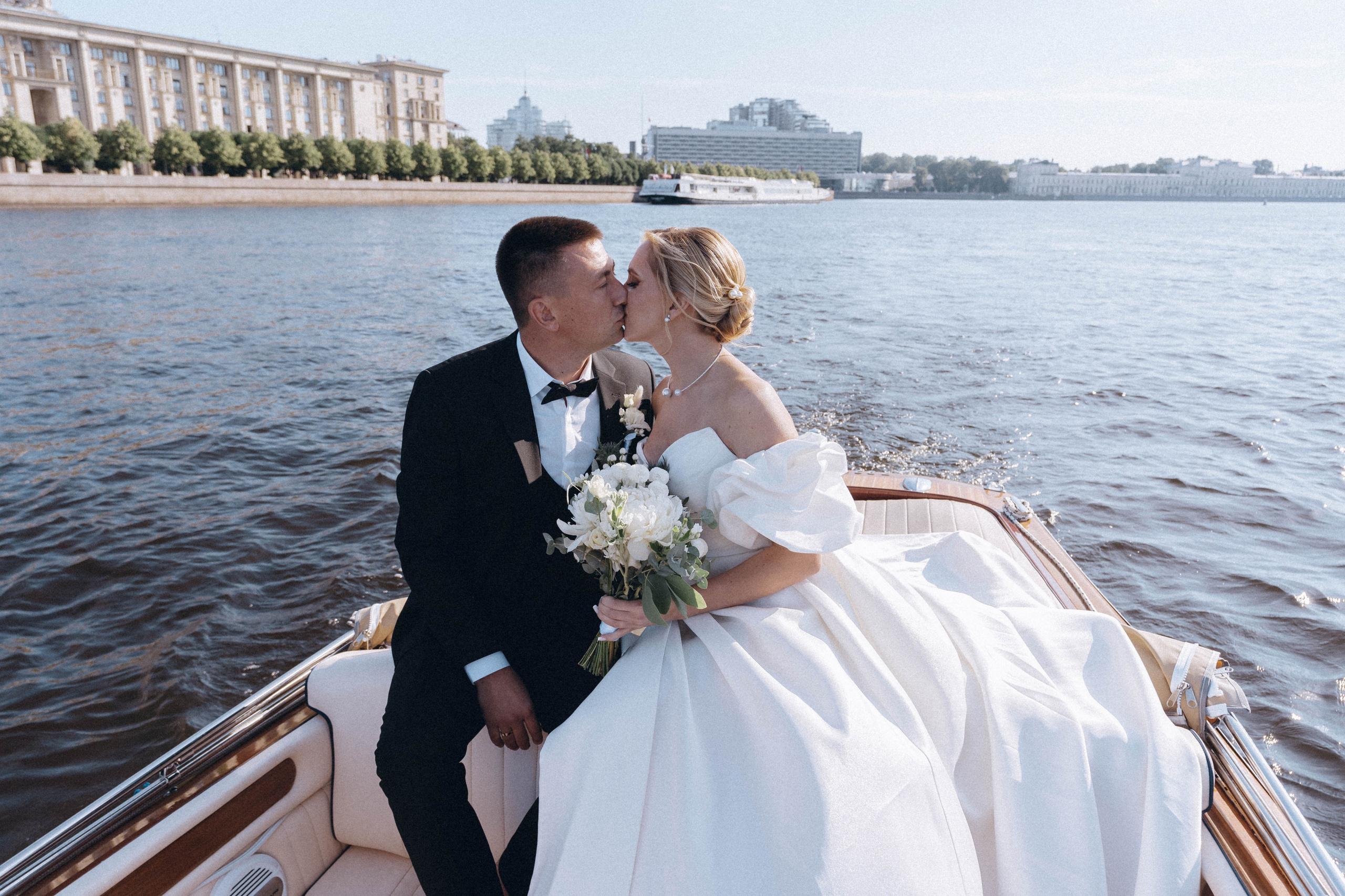 СВАДЕНБНАЯ СЬЕМКА НА КАТЕРЕ ПО КАНАЛАМ САНКТ-ПЕТЕРБУРГА И В АКВАТОРИИ НЕВЫ. Профессиональный фотограф, Санкт-Петербург — Виктория Богомолова