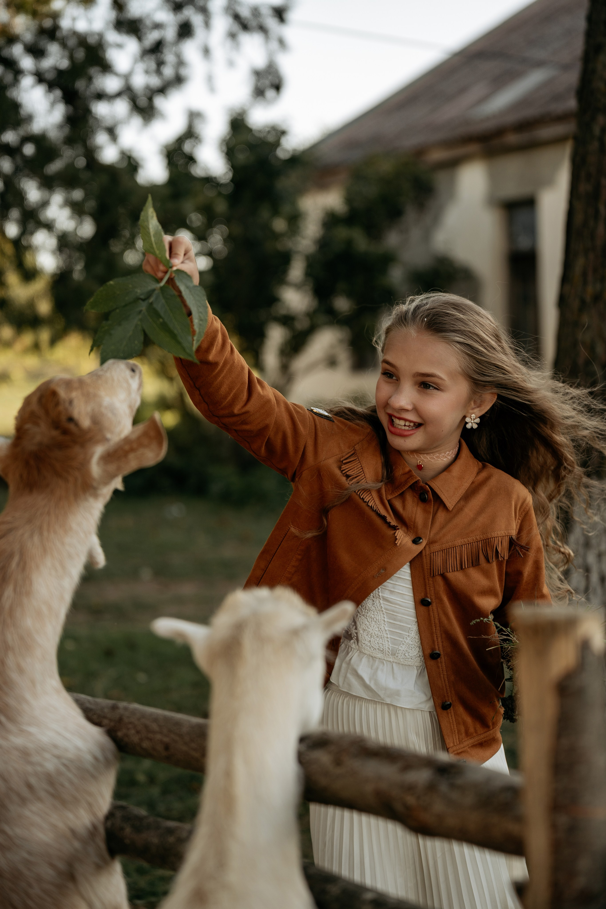 Фотограф Анапа снимает искренние эмоции детей во время фотосессии с козами на эко-ферме.