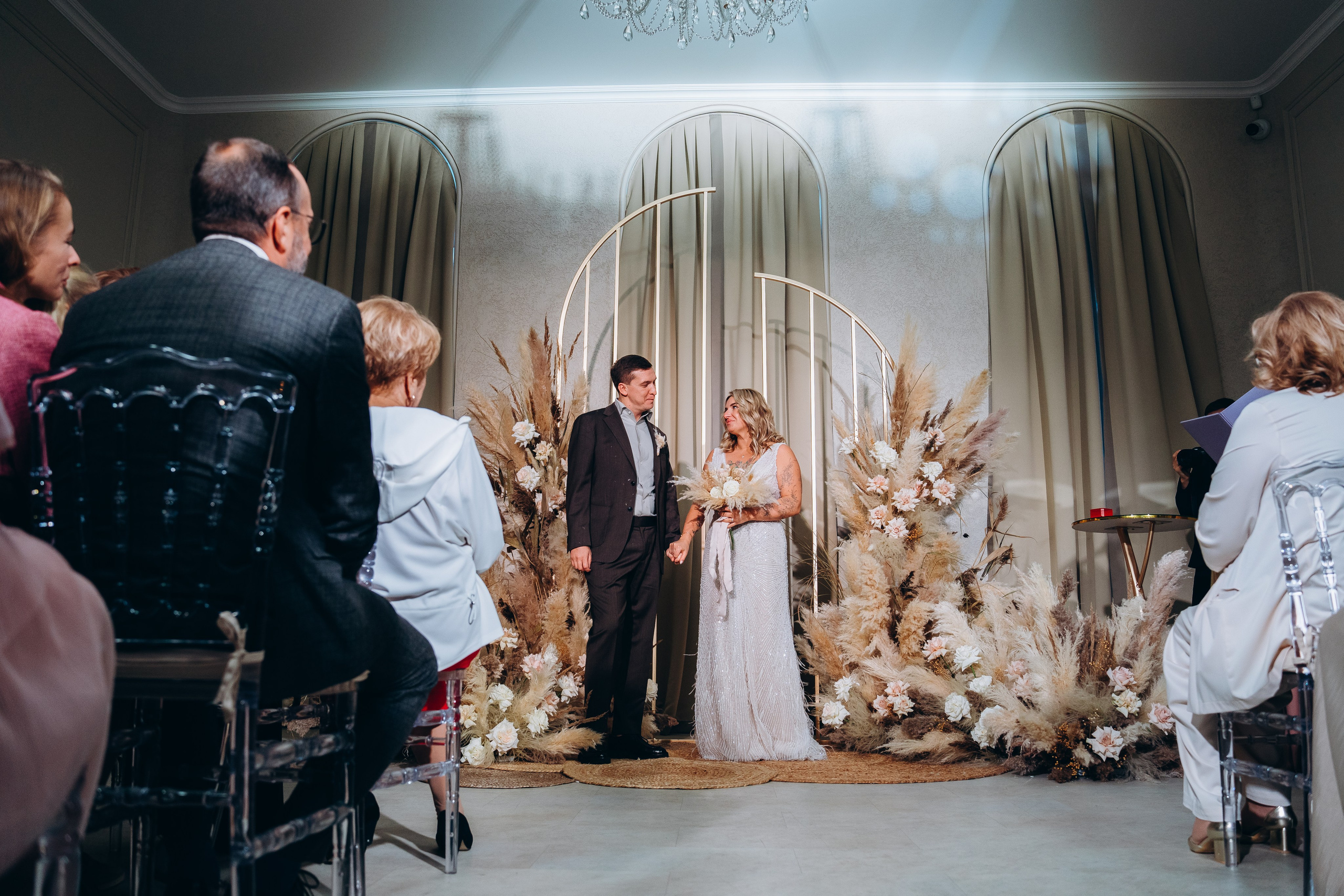 Трогательный момент обмена кольцами на свадебной церемонии — качественная фотосъемка свадьбы в Москве от опытного фотографа.