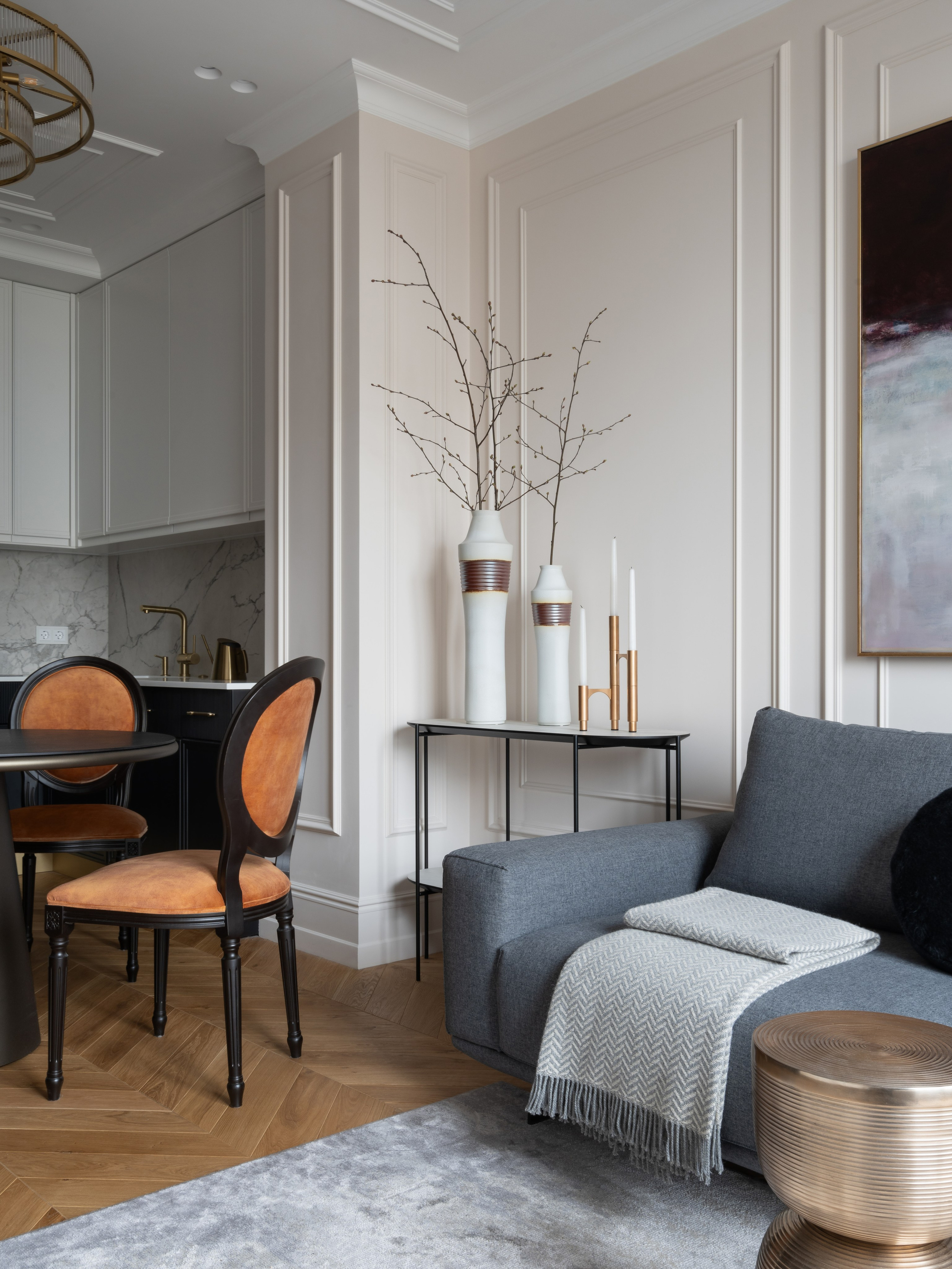 Современное жилое пространство для молодой пары в Санкт-Петербурге с яркими акцентами