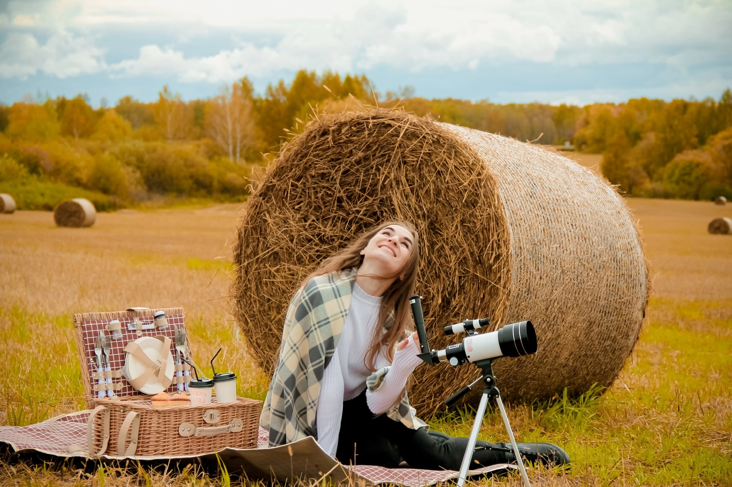 В поле с тюками. Семейный фотограф в р. п. Маслянино Саишева Мария
