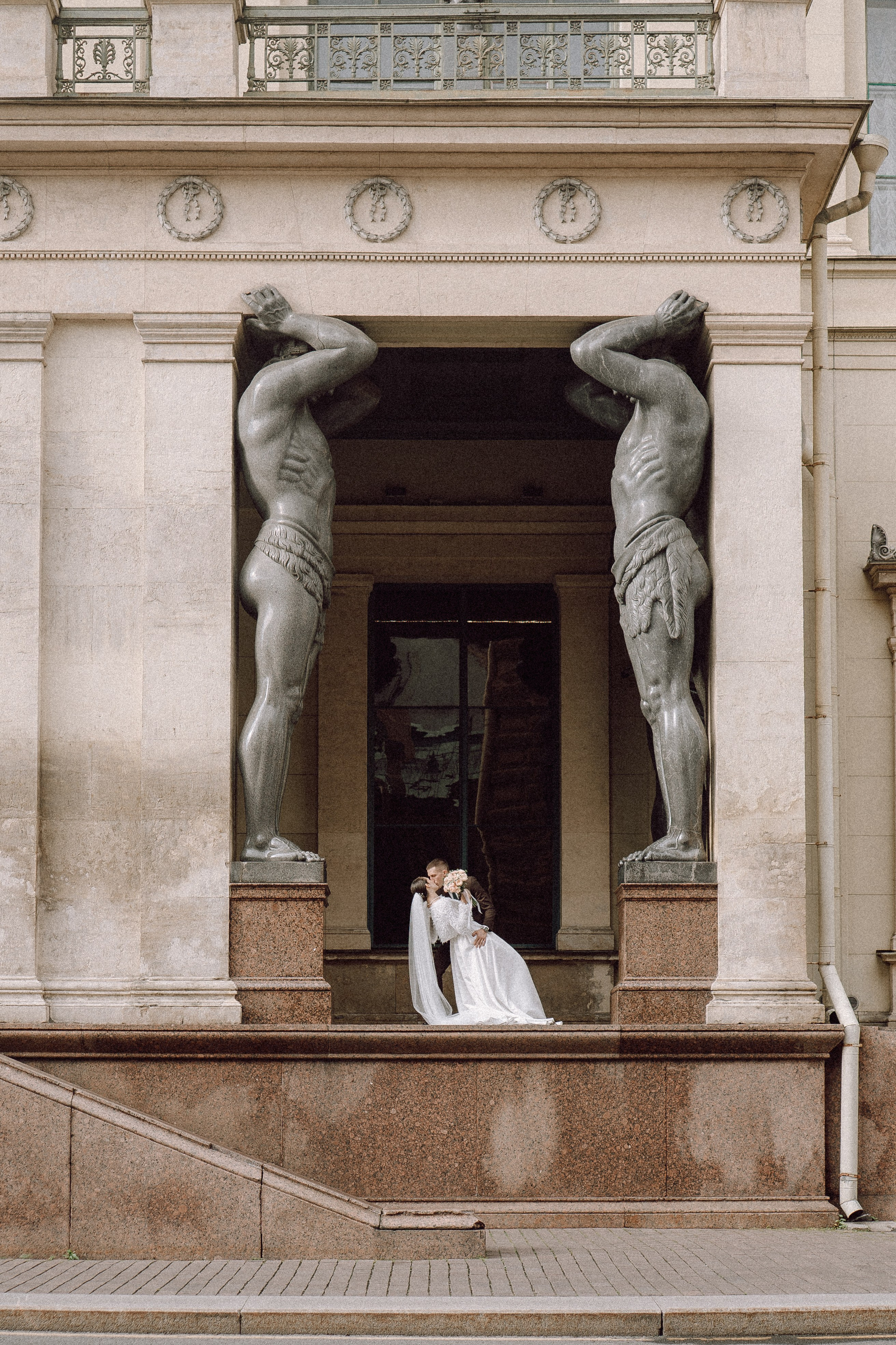 СВАДЕБНАЯ ПРОГУЛКА В САНТК-ПЕТЕРБУРГЕ (ИСАКИЕВСКИЙ СОБОР, ЗИМНЯЯ КАНАВКА, ЭРМИТАЖ И БОЛЬШАЯ МОРСКАЯ УЛИЦА). Профессиональный фотограф, Санкт-Петербург — Виктория Богомолова