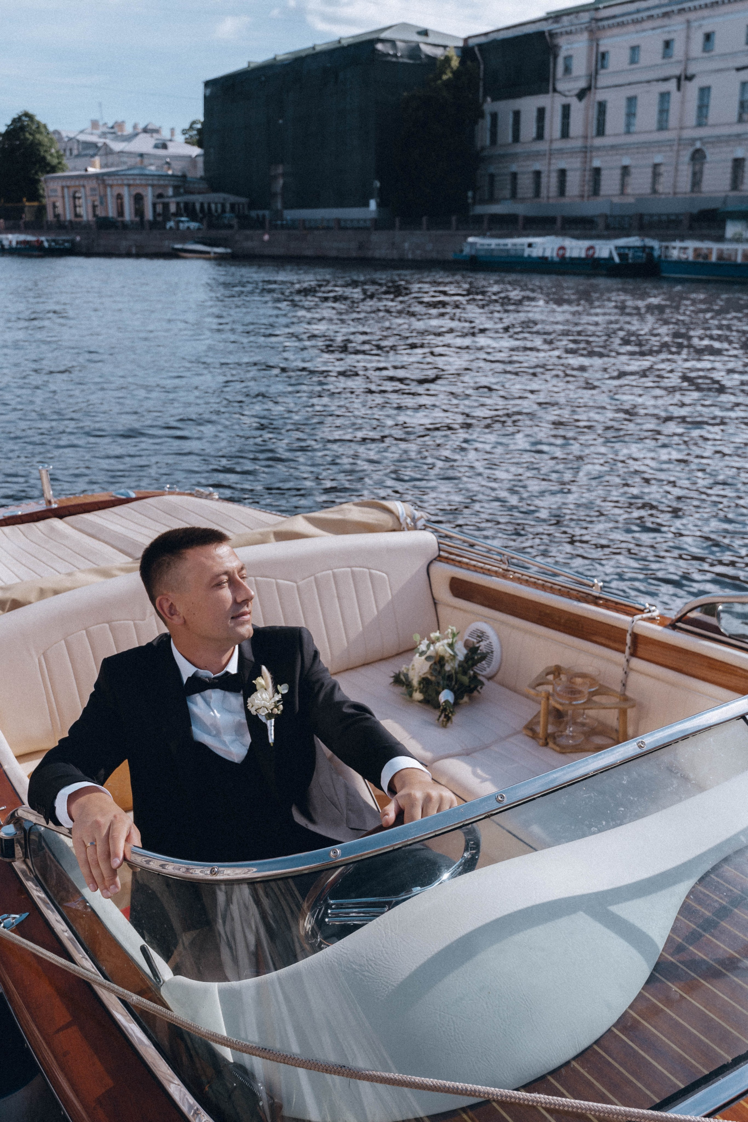 СВАДЕНБНАЯ СЬЕМКА НА КАТЕРЕ ПО КАНАЛАМ САНКТ-ПЕТЕРБУРГА И В АКВАТОРИИ НЕВЫ. Профессиональный фотограф, Санкт-Петербург — Виктория Богомолова