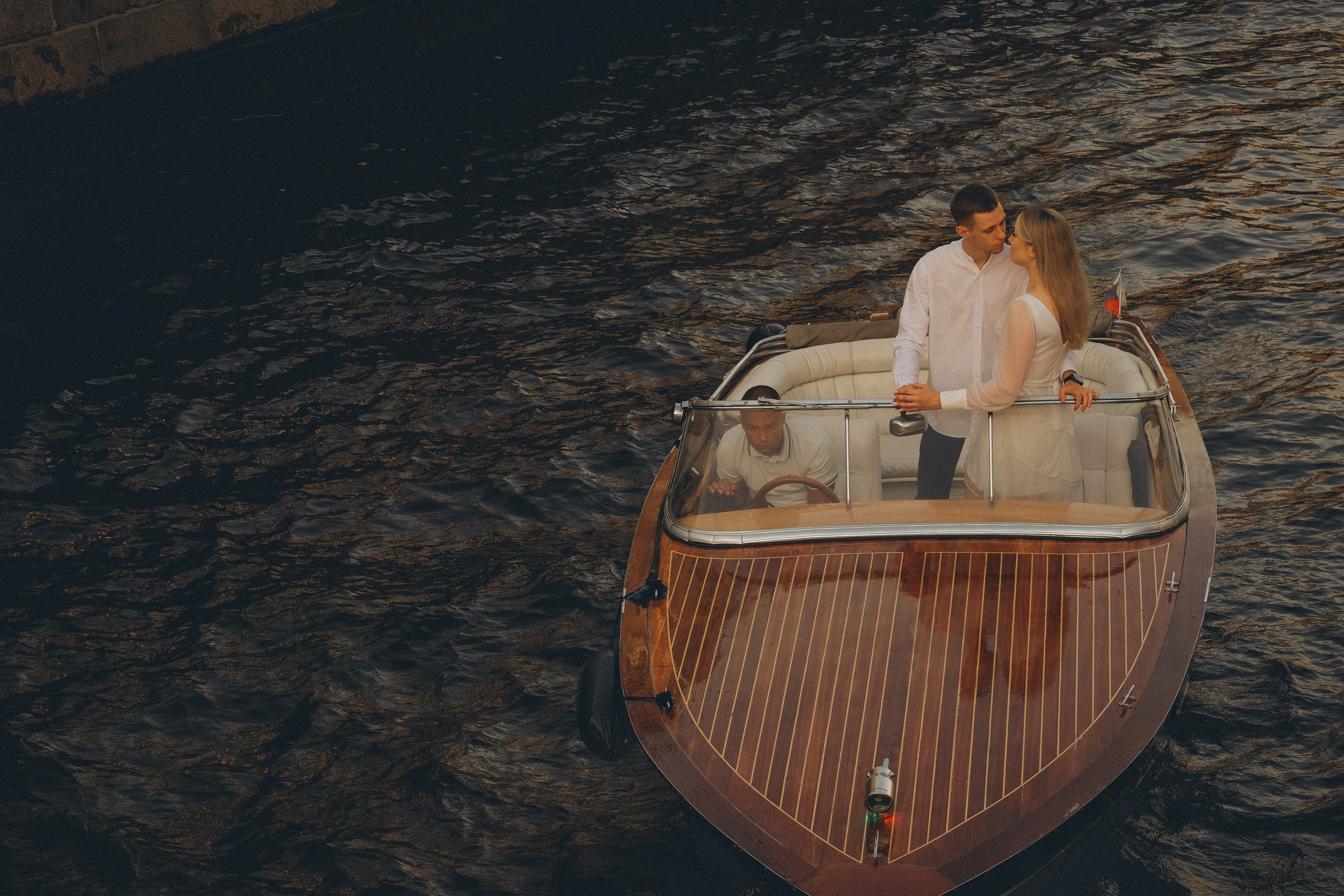 СВАДЕНБНАЯ СЬЕМКА НА КАТЕРЕ ПО КАНАЛАМ САНКТ-ПЕТЕРБУРГА И В АКВАТОРИИ НЕВЫ. Профессиональный фотограф, Санкт-Петербург — Виктория Богомолова