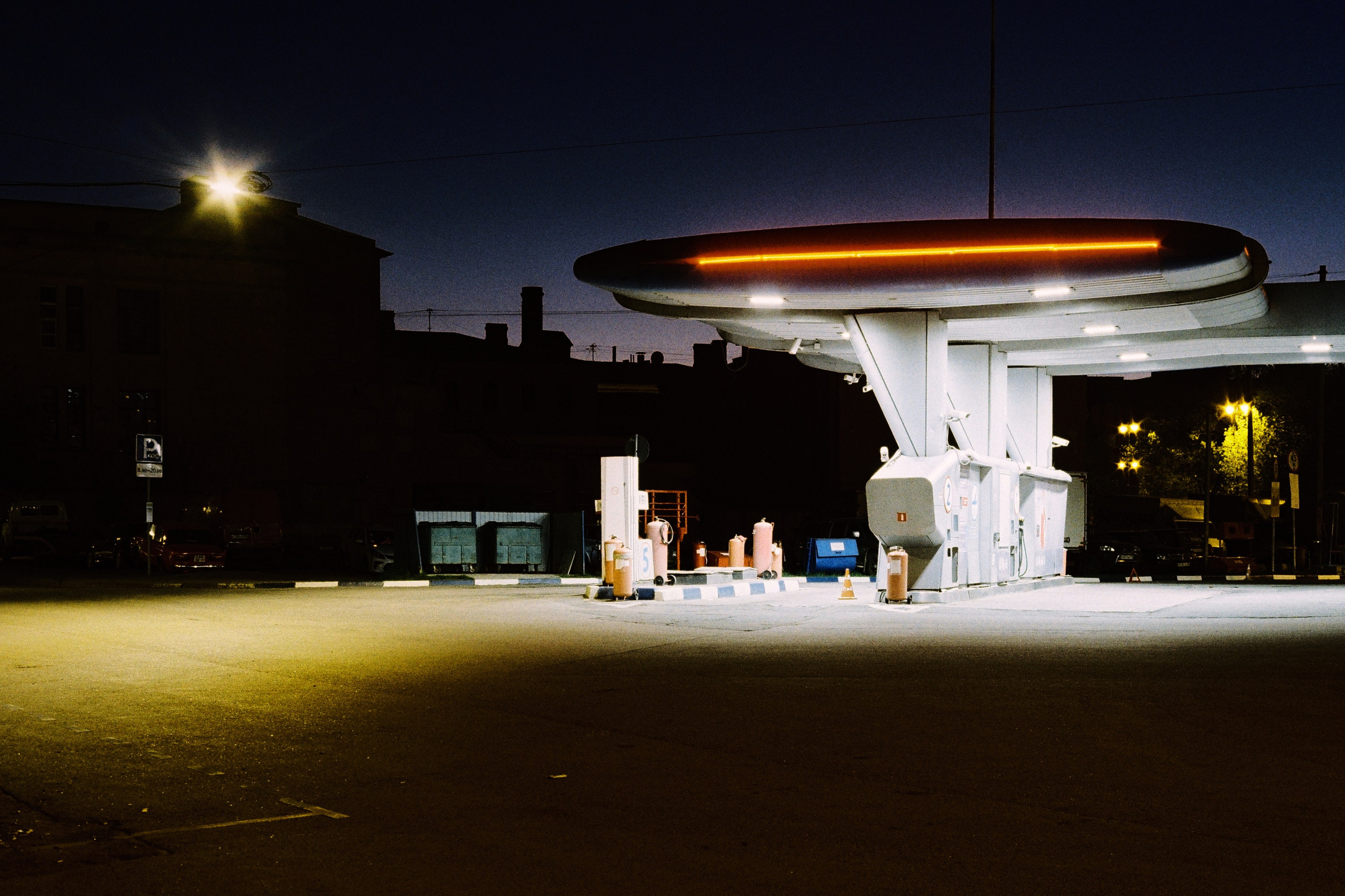 неоновые огни. ночной город. городской пейзаж