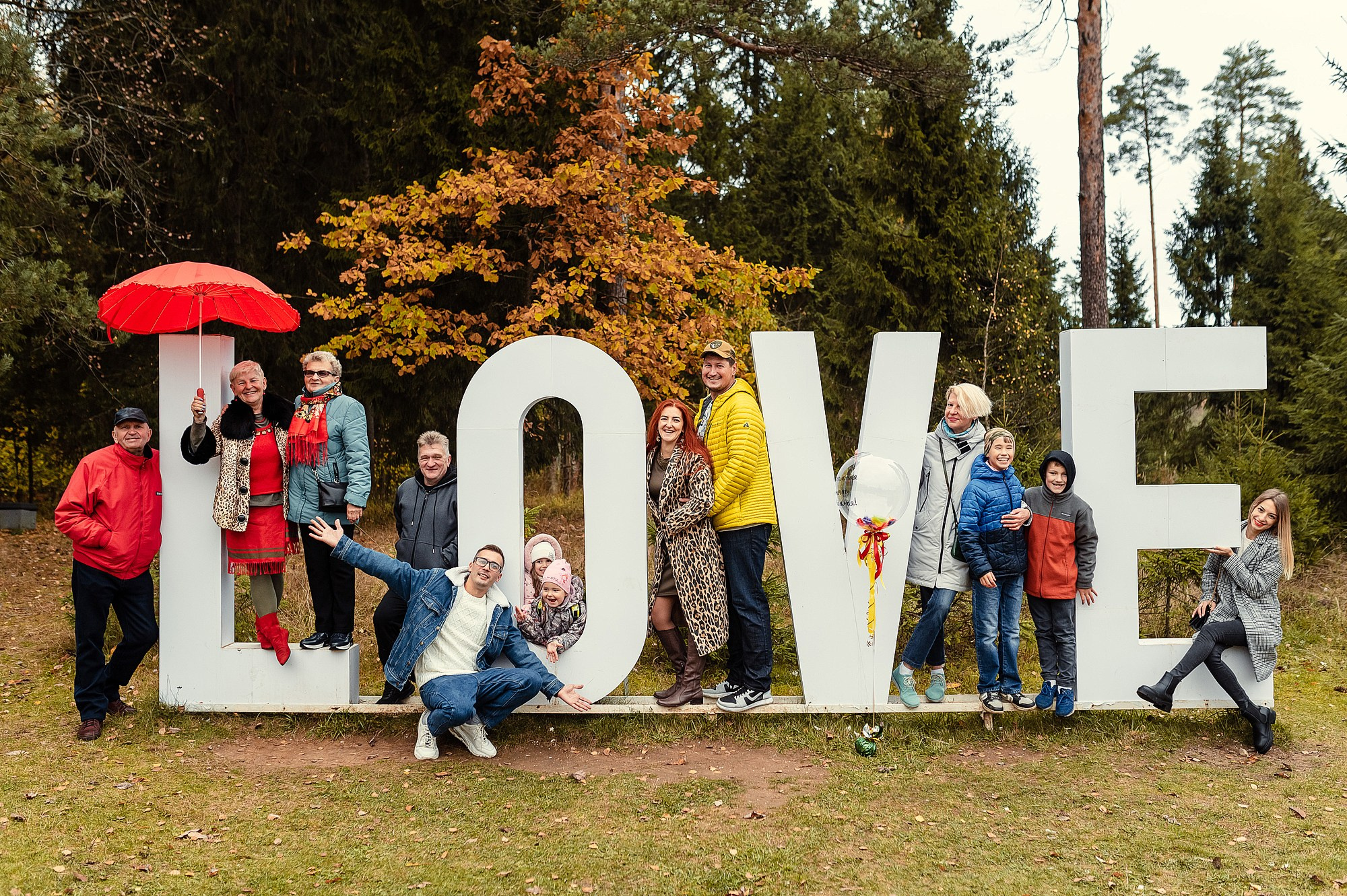 фотосессия в кантри резорт семейная осенью с бабушкой и всей семьей