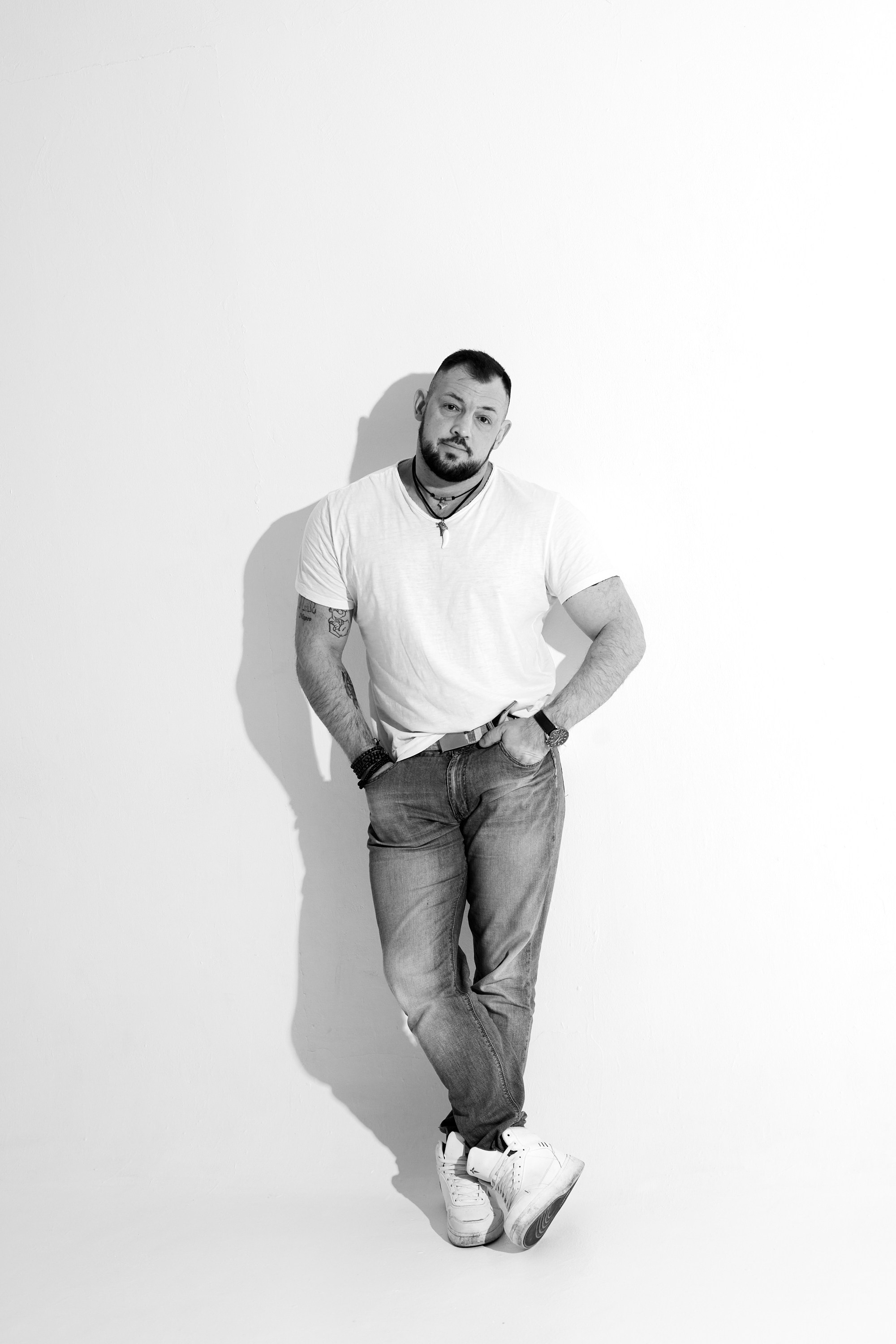 В студии (ЧБ)