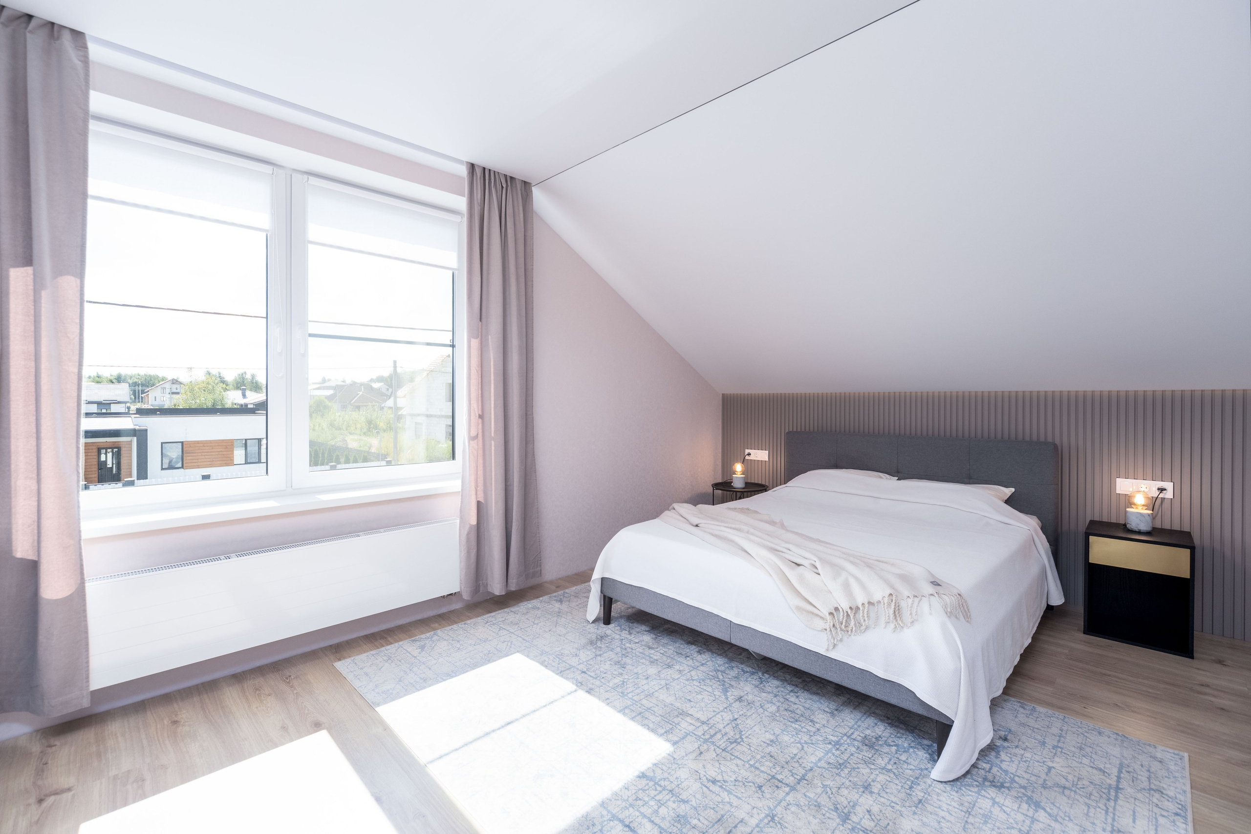 Интерьер мастер-спальни в частном коттедже в Логойске