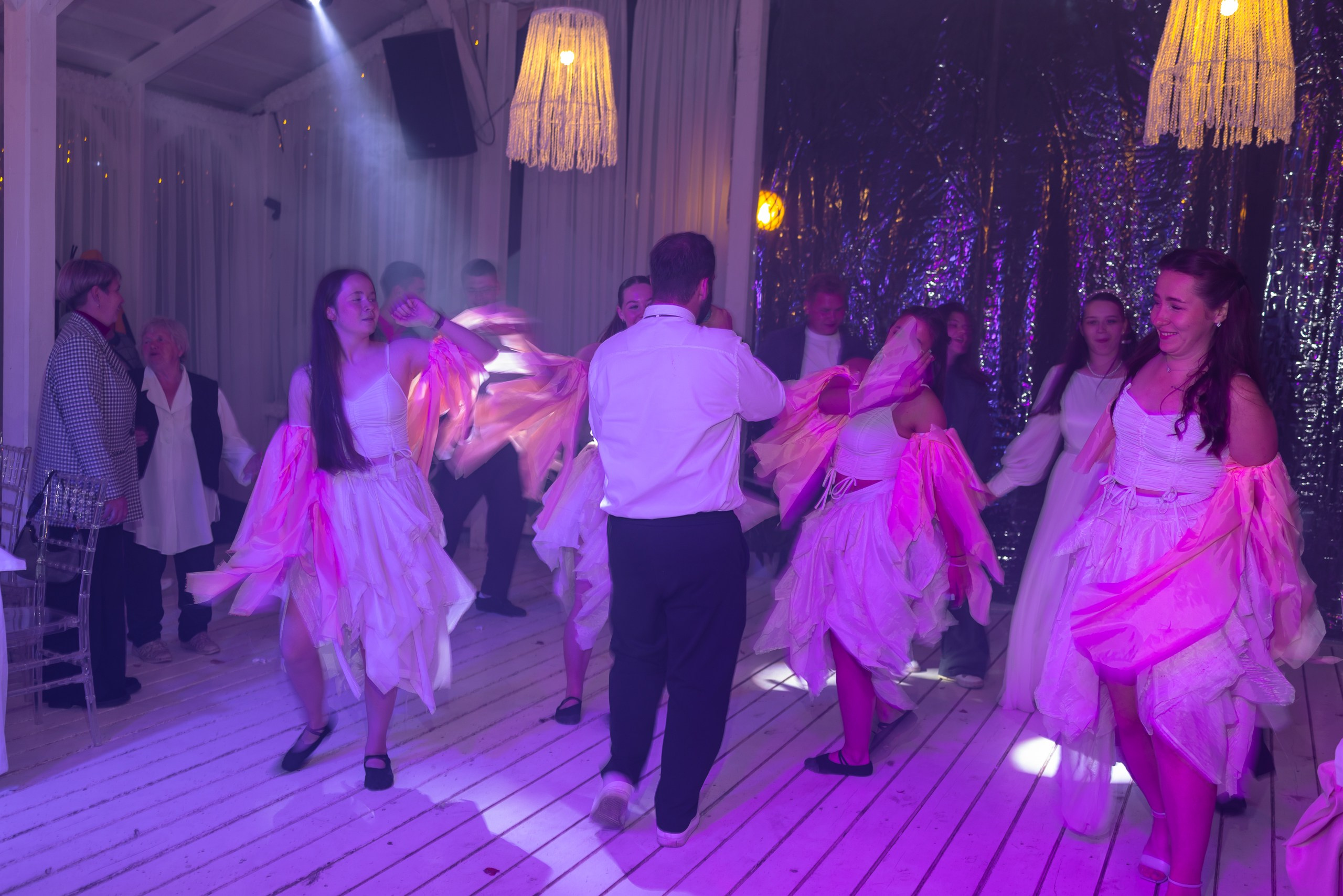 Подружки невесты танцуют зажигательный танец