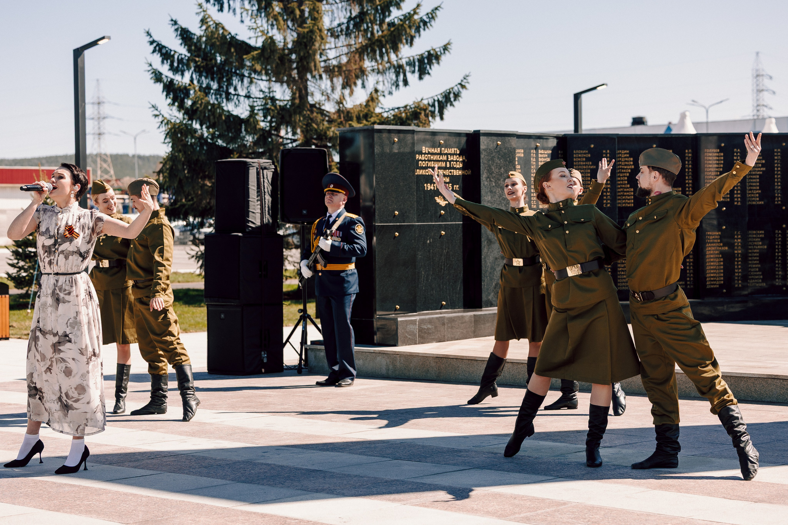 Торжественный митинг, посвящённый открытию Мемориала Славы воинам-новотрубникам. Лёшка Варзегов — фотограф