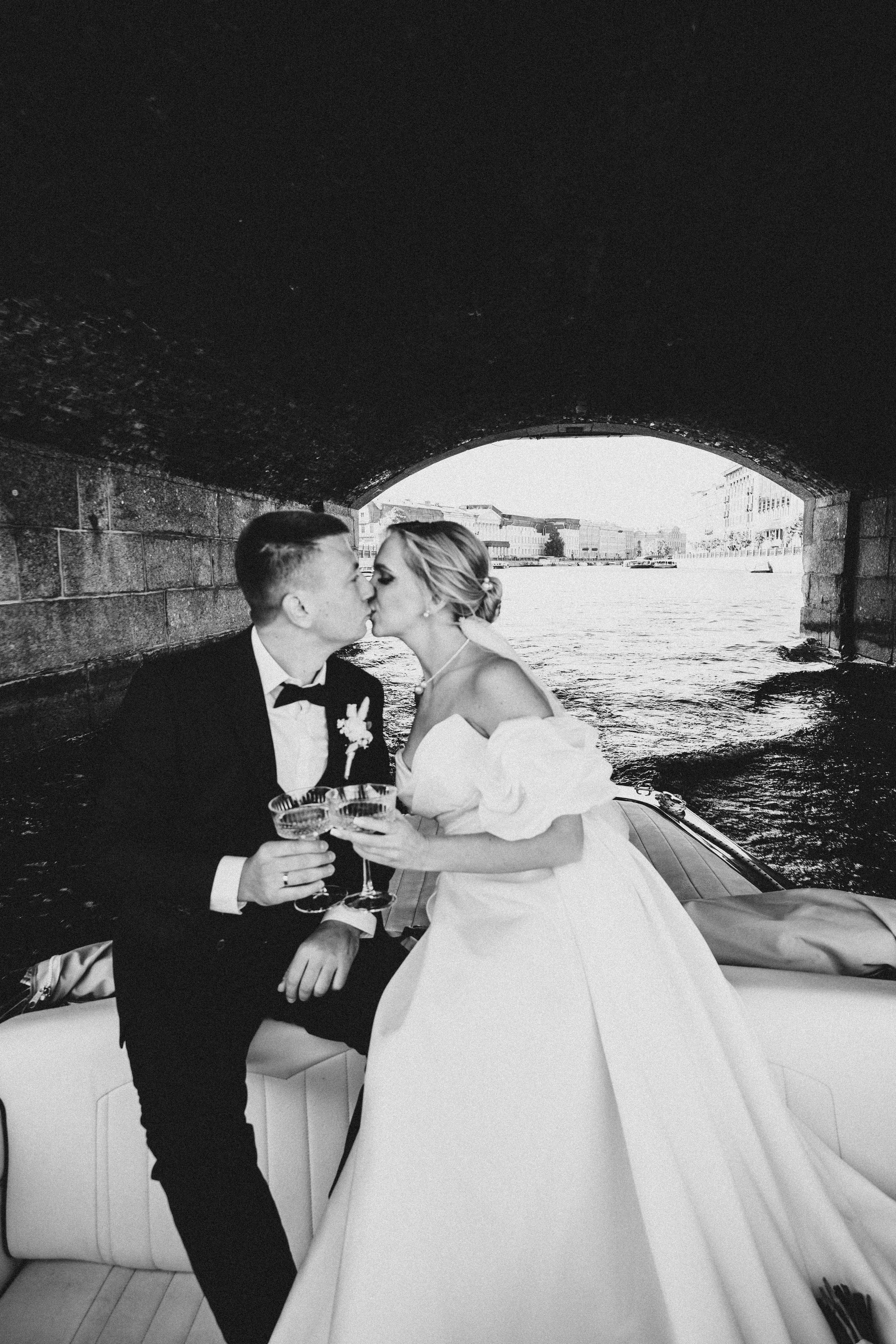 СВАДЕНБНАЯ СЬЕМКА НА КАТЕРЕ ПО КАНАЛАМ САНКТ-ПЕТЕРБУРГА И В АКВАТОРИИ НЕВЫ. Профессиональный фотограф, Санкт-Петербург — Виктория Богомолова