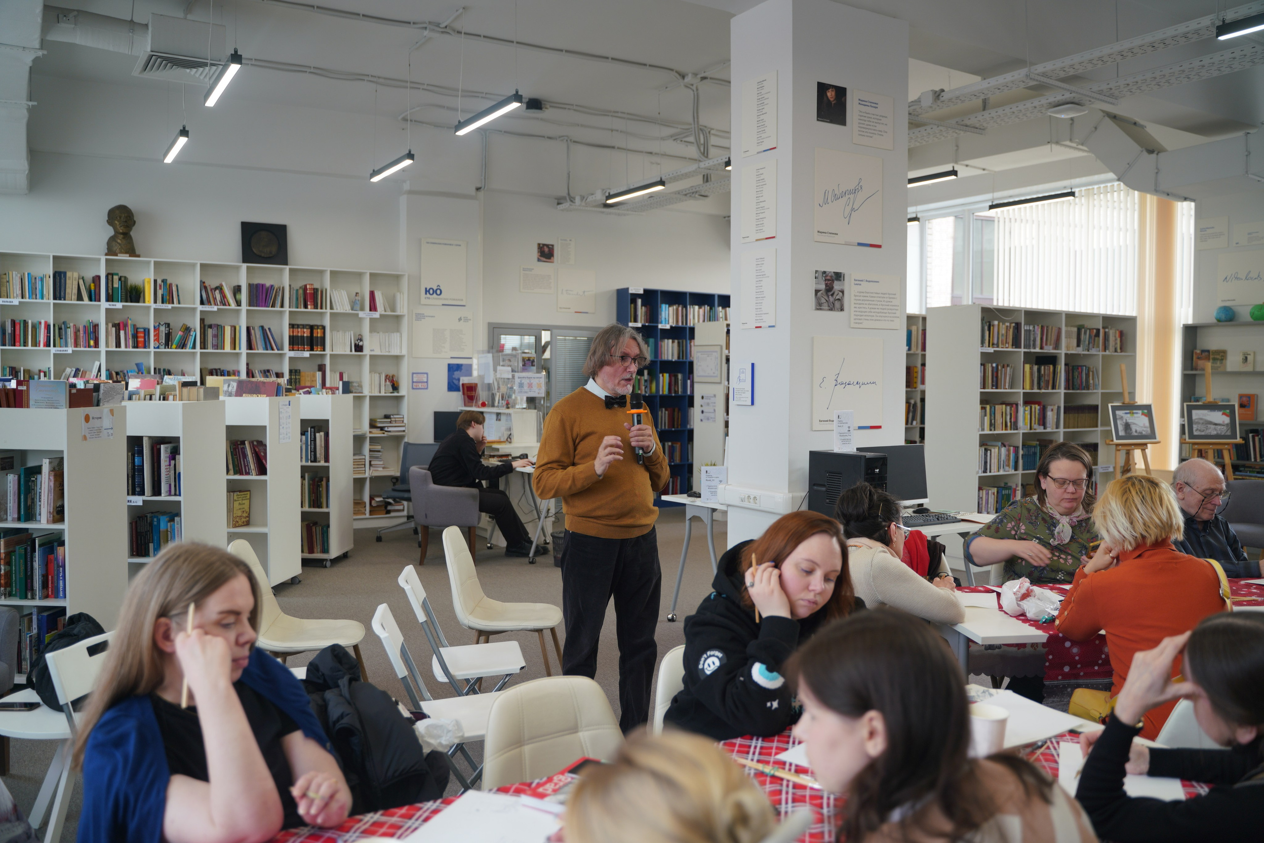 Съемка мастер-класса на открытии выставки Александра Белугина «Малка Верея» в Билиотеке иностранной литературы. Портретный и репортажный фотограф Наталья Горобец