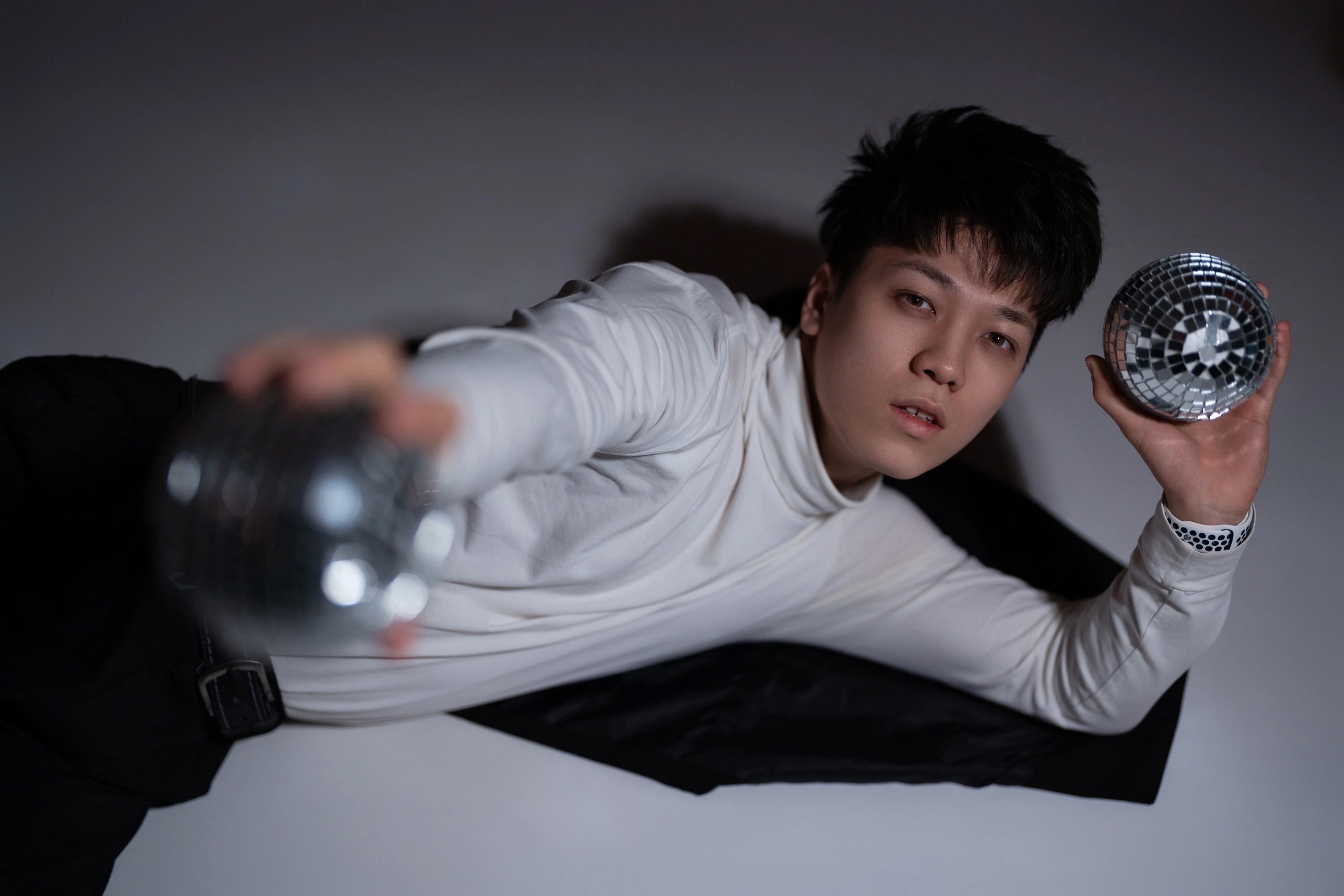 На однотонном фоне. Евгений Щетников Фотограф-Тюмень