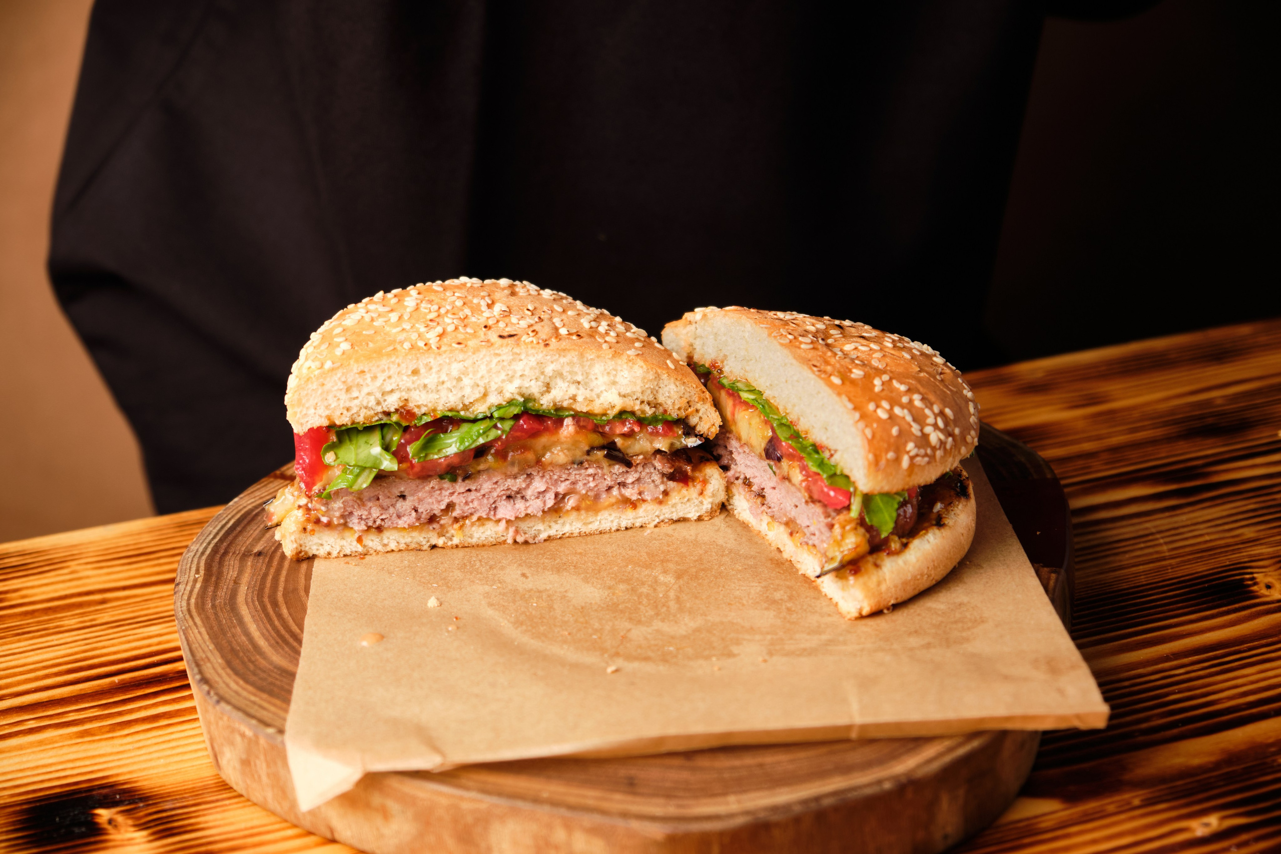 რესტორნის ფოტოგადაღება ბურგერებითა და გრილ მენიუთი | ფუდ ფოტოგრაფი და ინტერიერები თბილისი. კომერციული ფოტოგრაფი თბილისი | კერძებისა და პროდუქციის გადაღება | გორბაჩოვი ვიტალი