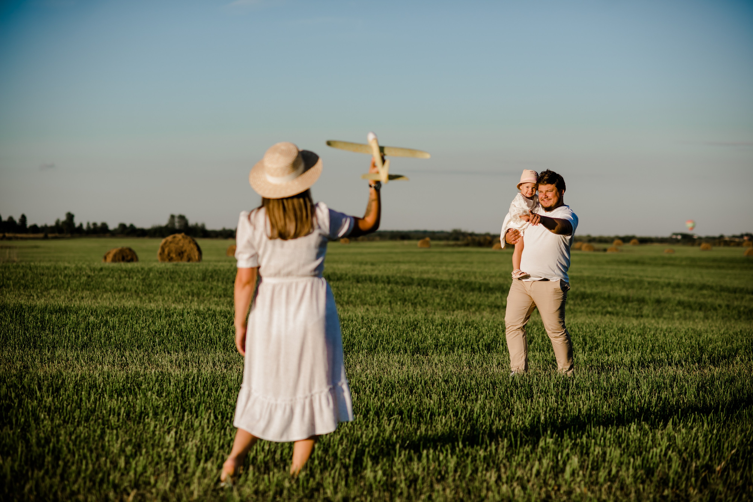 Семья в поле. Свадебный и семейный фотограф Евгения Кононова