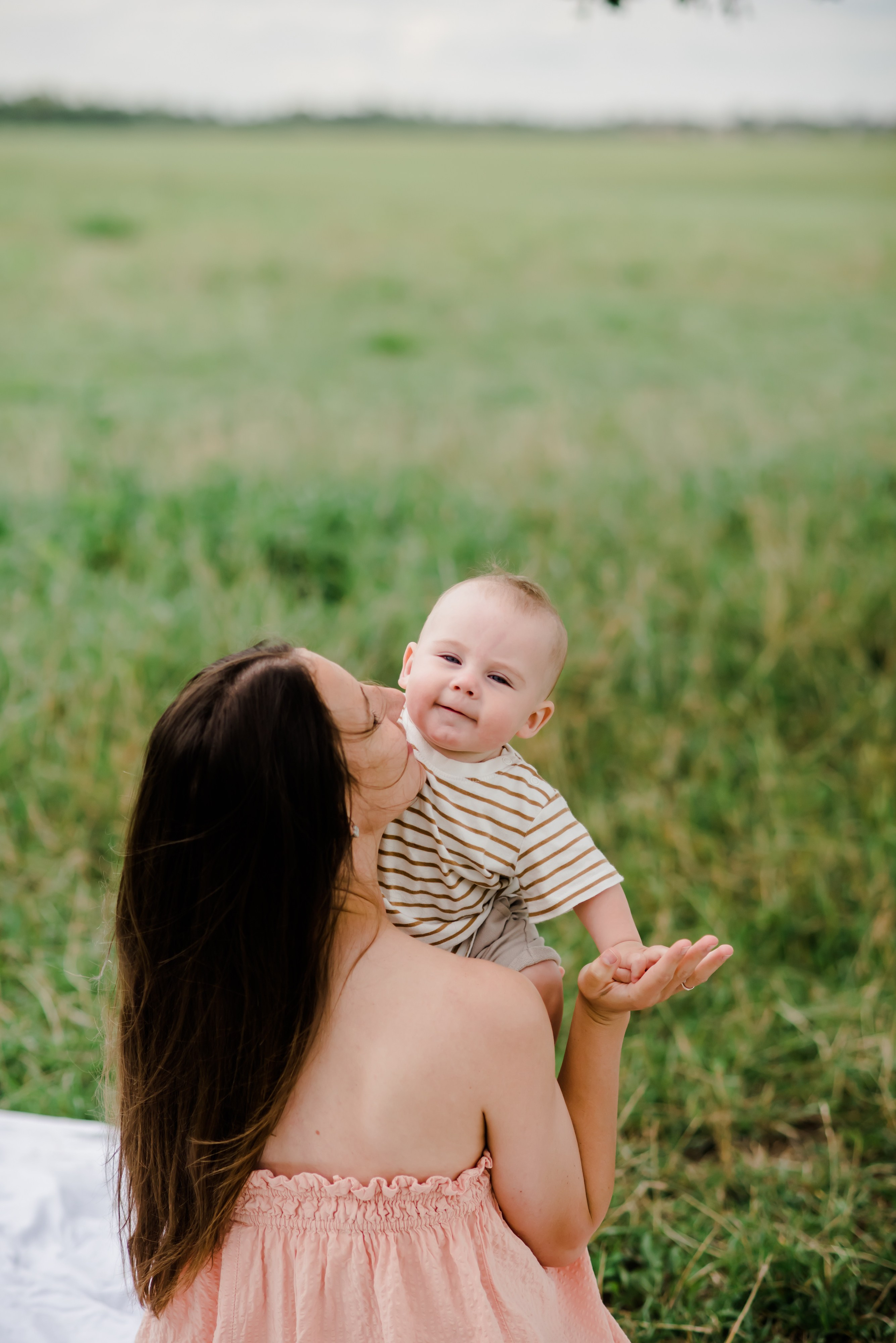 Анна и ее семья, фотосессия в поле. Свадебный и семейный фотограф Евгения Кононова