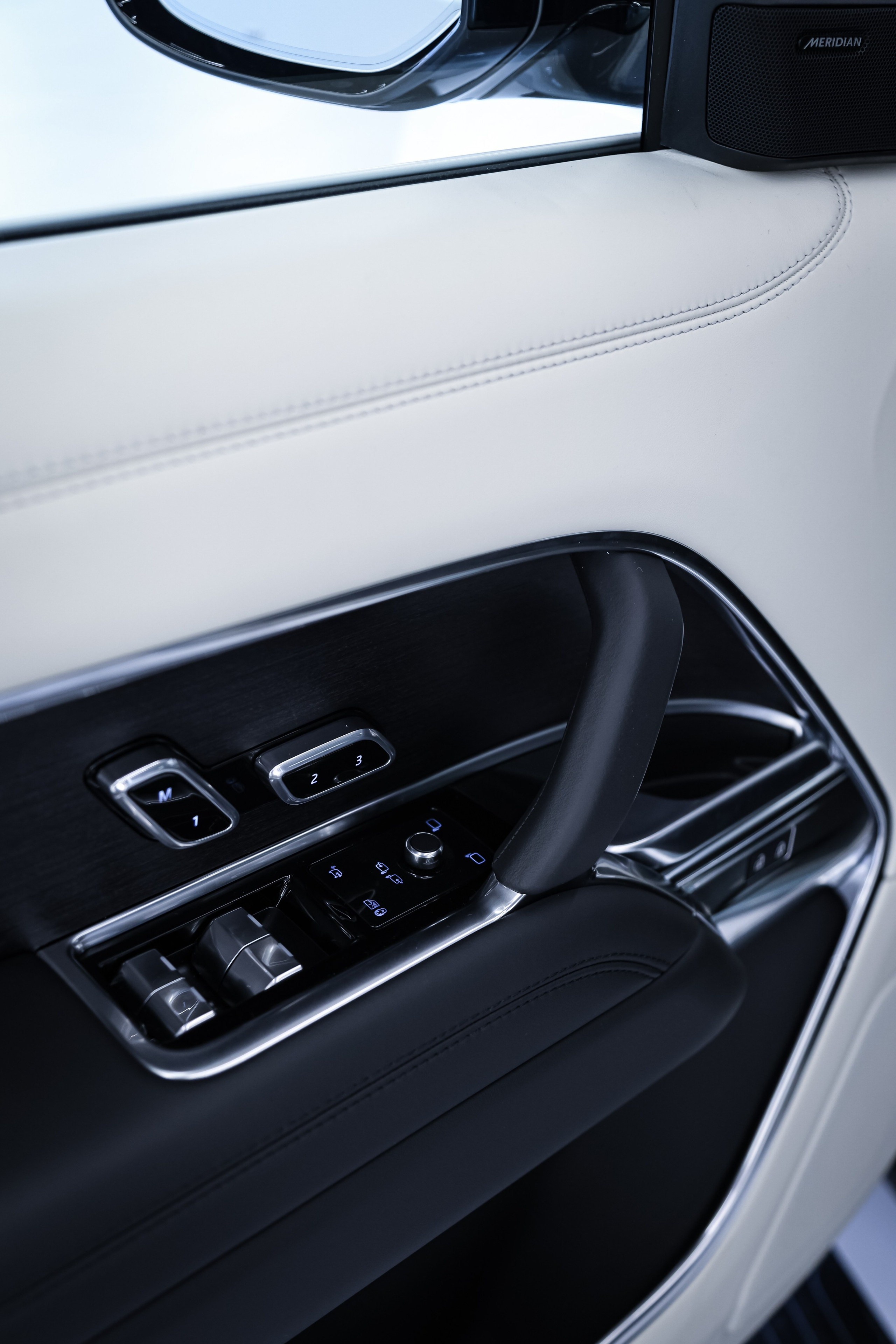 2024 Range Rover. Mixturecaptures