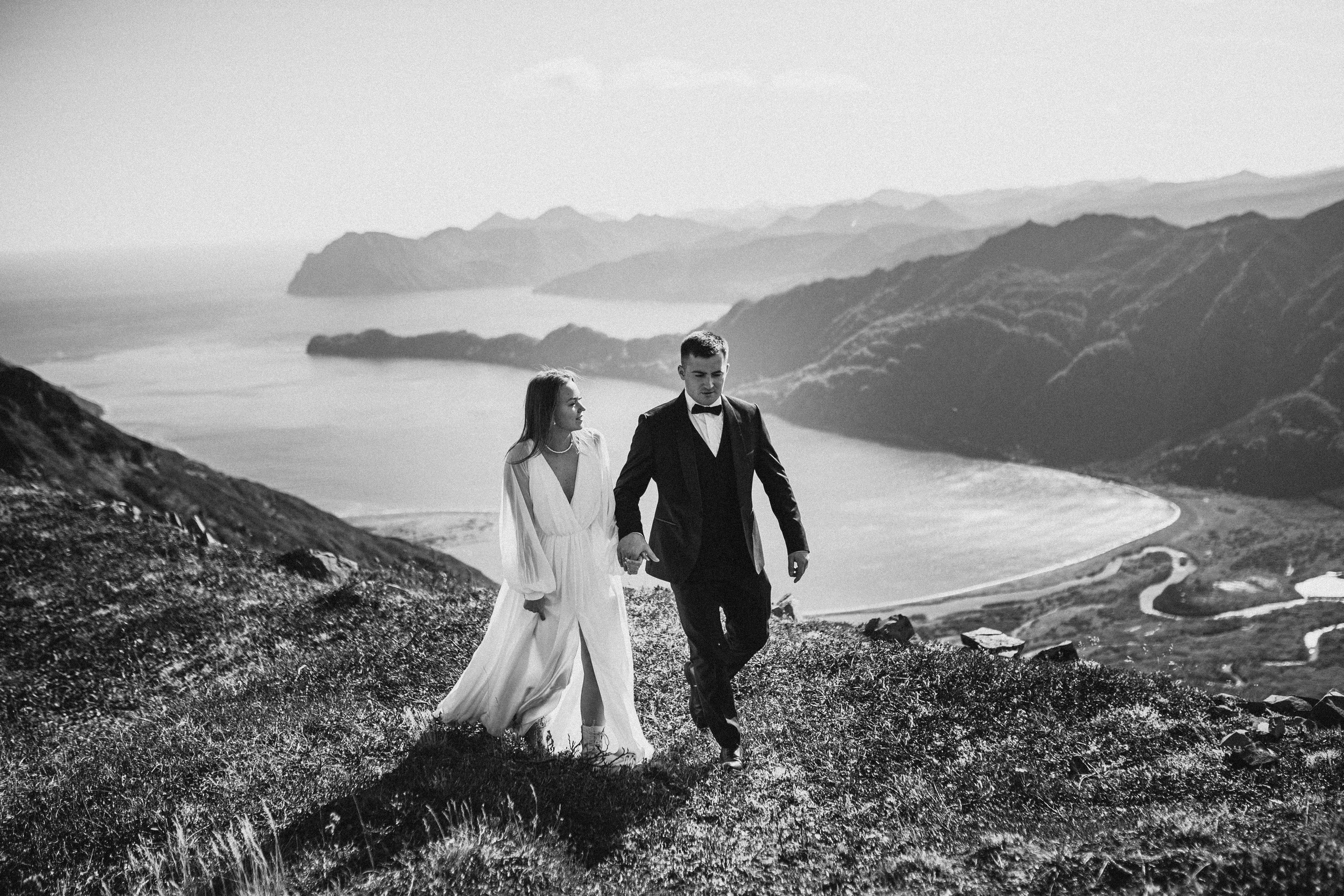 Вертолетный полет Бухта Жировая. Свадебное фото и видео на Камчатке. Туристические маршруты