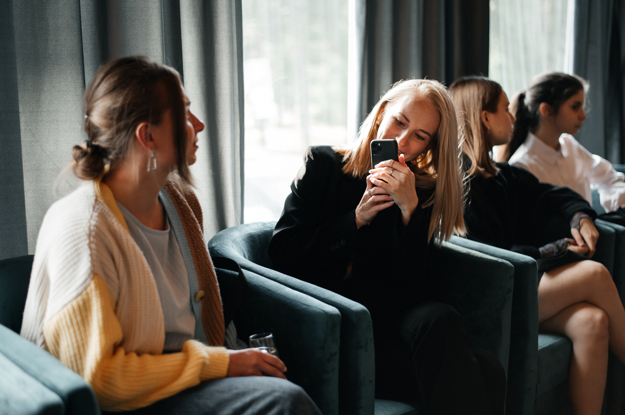 Презентация картины Карима в Париже. Фотограф Нижний Новгород