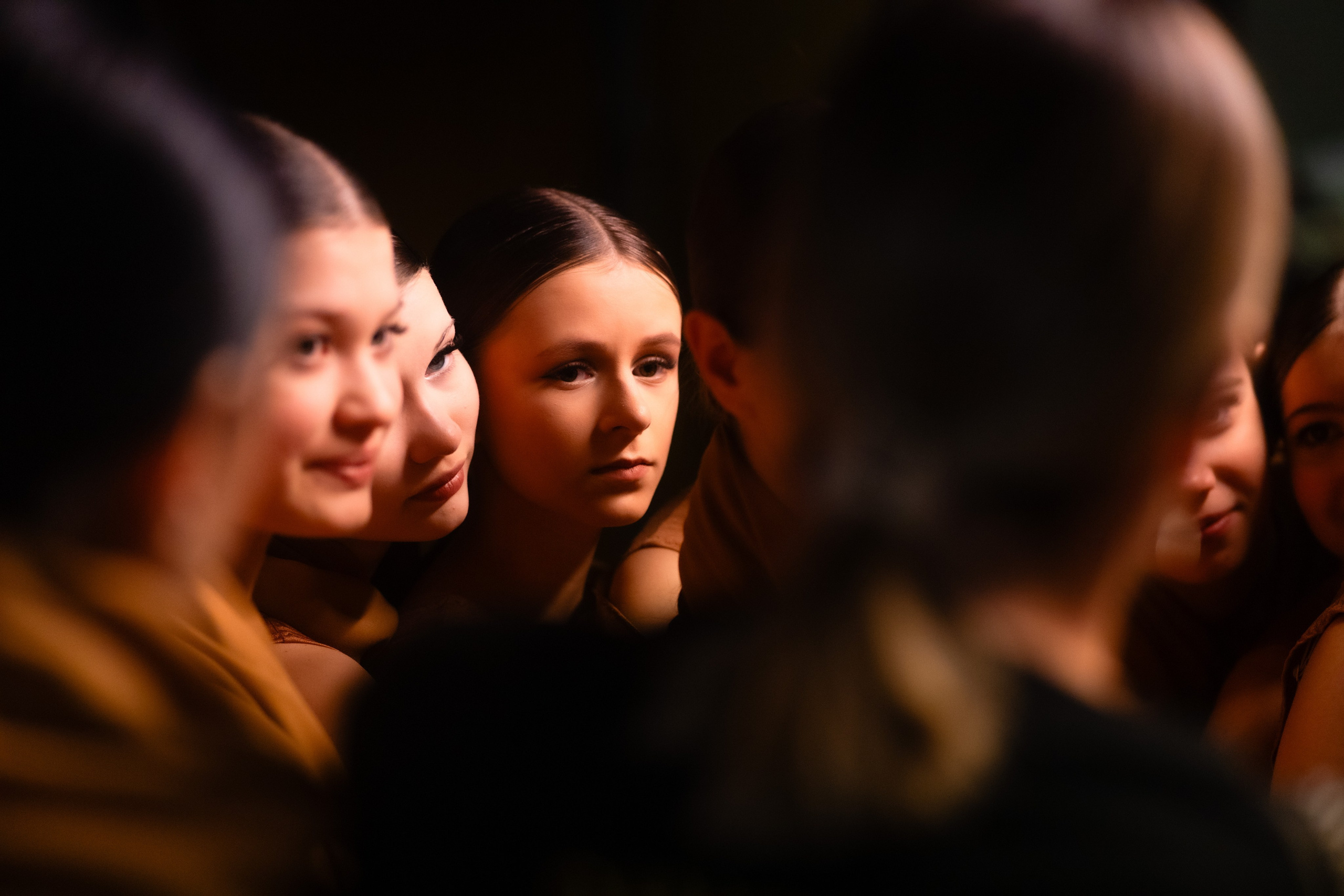 Волнение на лице артистки перед выступлением на сцене, Санкт-Петербург