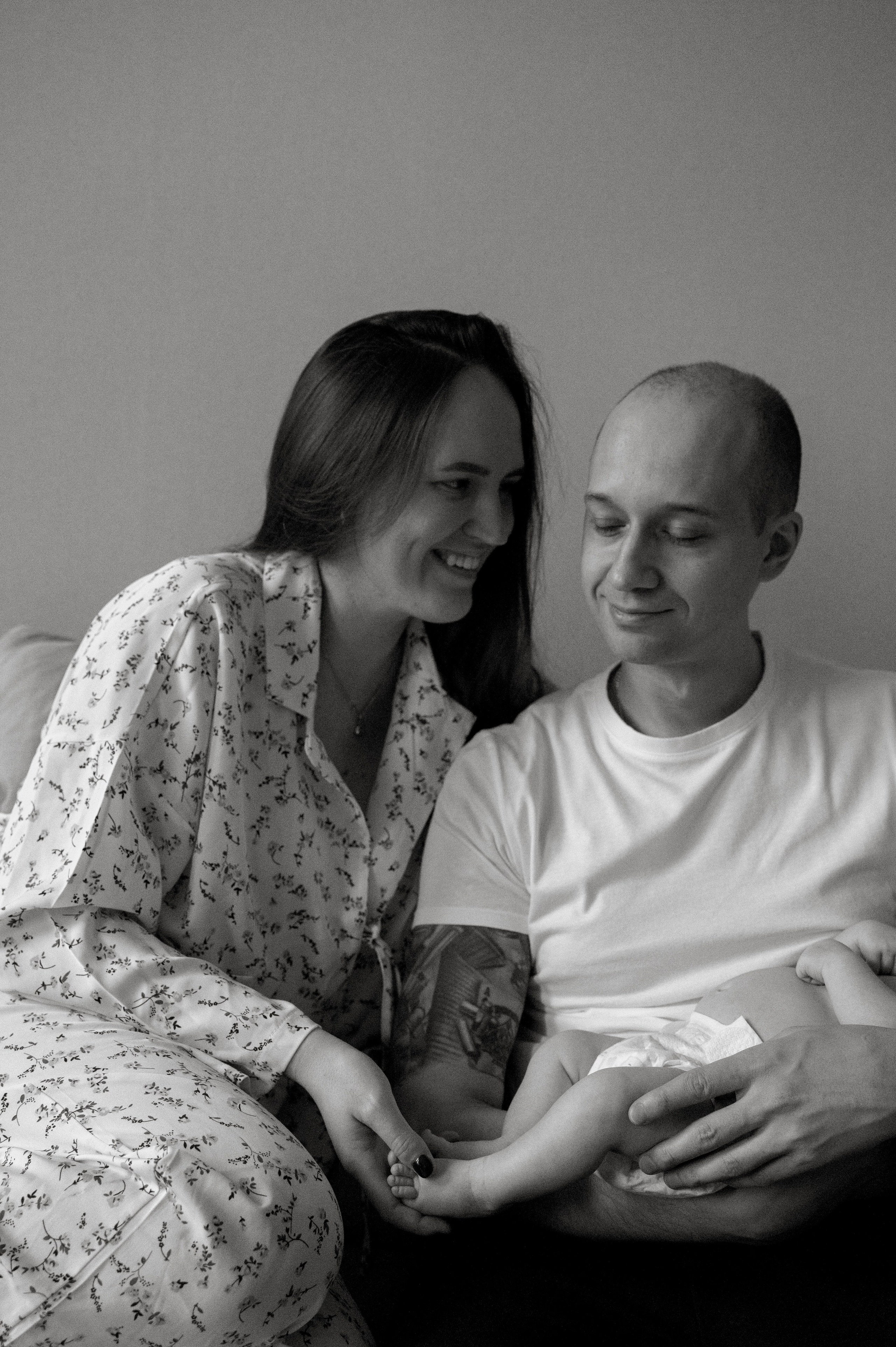 Семейная домашняя фотосессия. Профессиональный фотограф беременности в СПБ. Стильные фотосессии беременности в стиле минимализм и классическая фотография