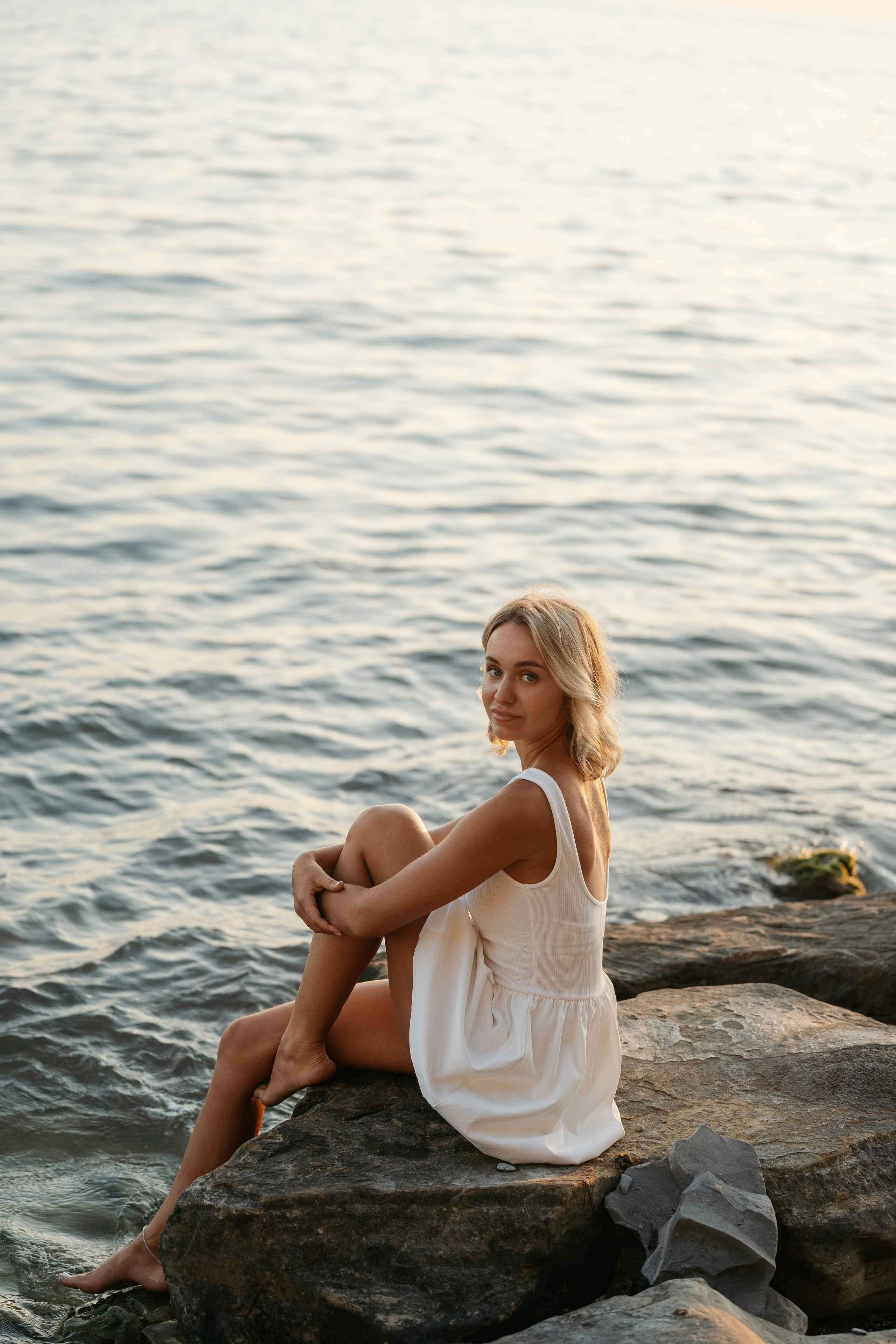 Девушка на камне, женственный портрет на фотосессии в Анапе. Фотограф Анапа, Геленджик, Новороссийск, Кучугуры, Абрау-Дюрсо, Голубицкая.